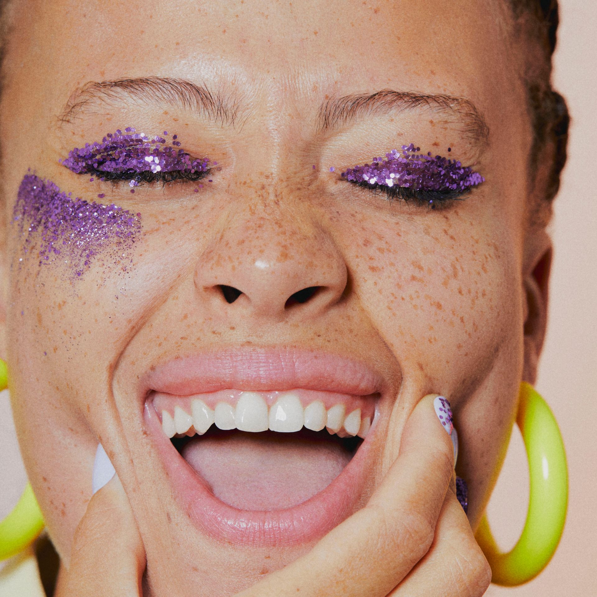 Maquillage paillettes avec petites paillettes violettes Pure Glitter
