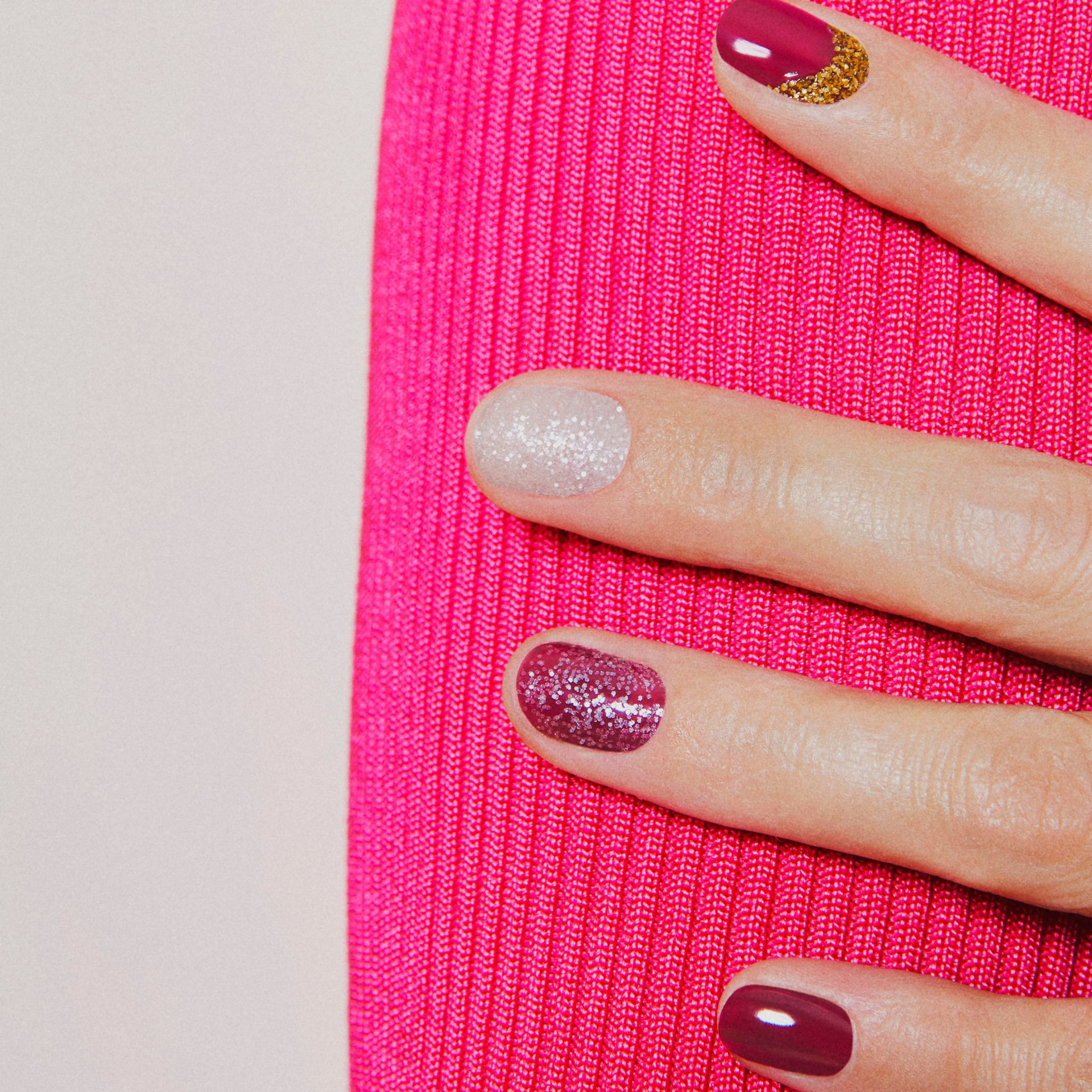 Manicure with small pink glitters