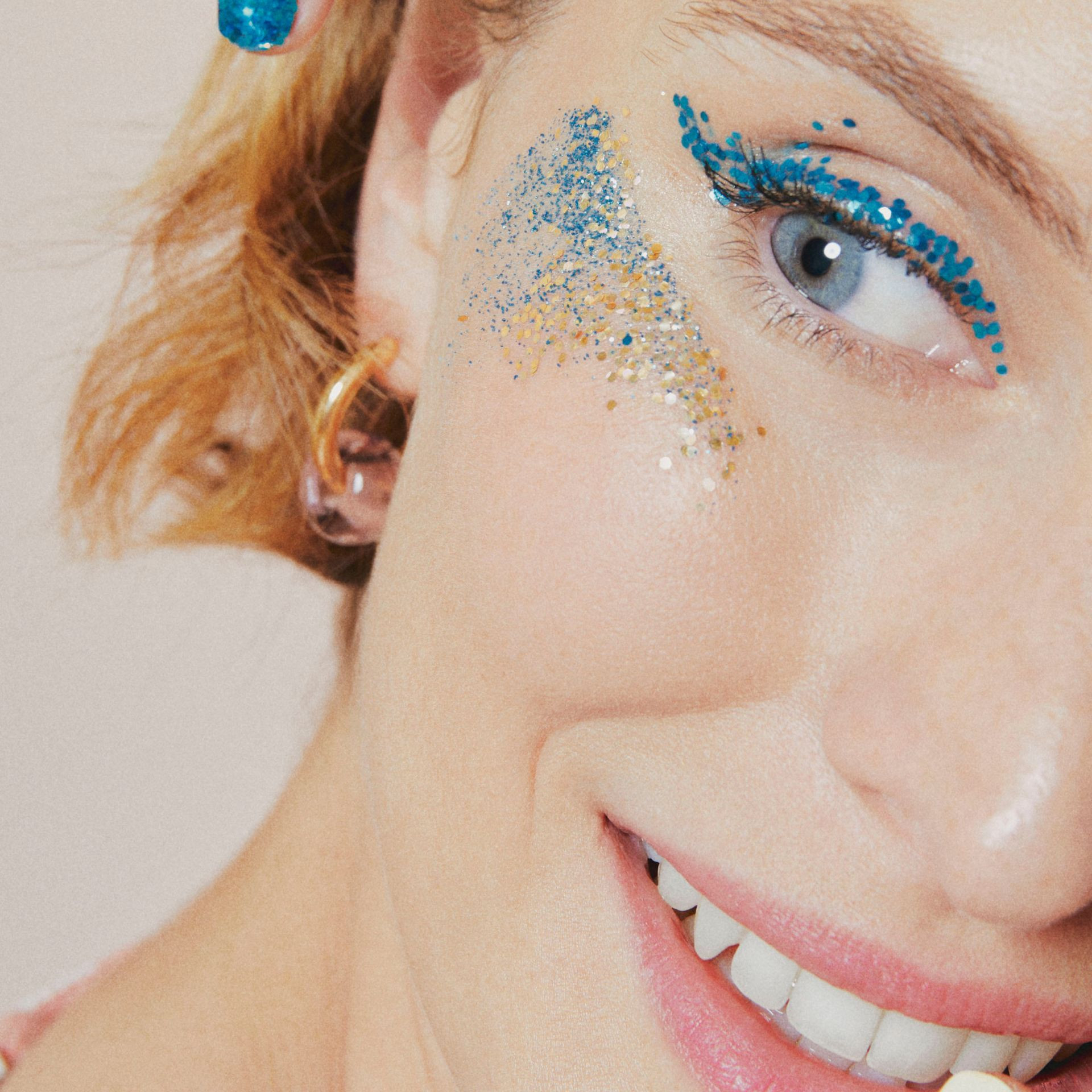 Maquillage paillettes avec petites paillettes bleu ciel