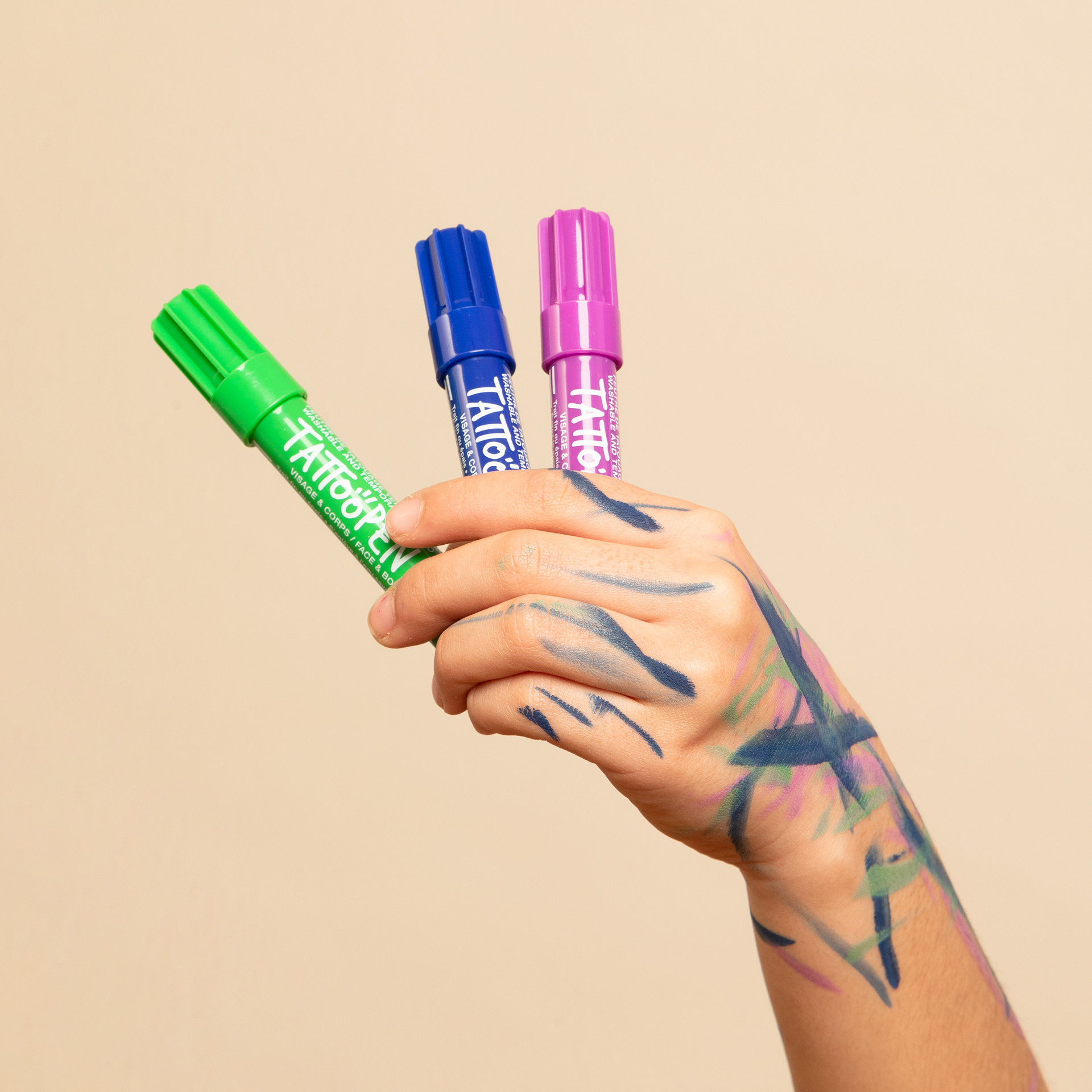 Feutres de tatouages temporaires violet, vert et bleu Tattoopen avec dessin sur peau