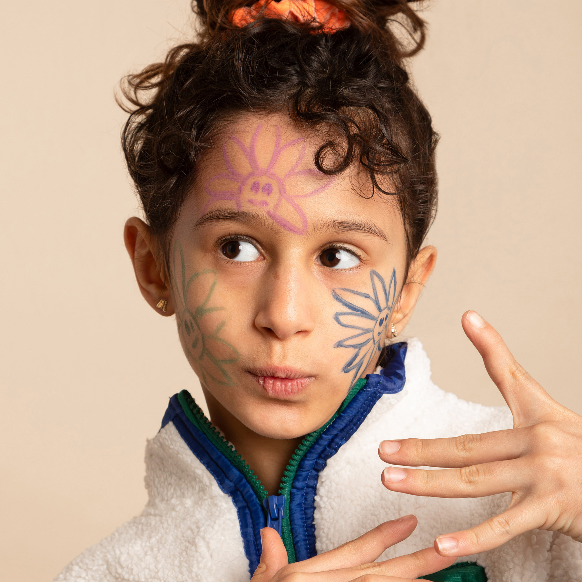 Maquillage Enfant Fleurs avec feutre de tatouages temporaires violet