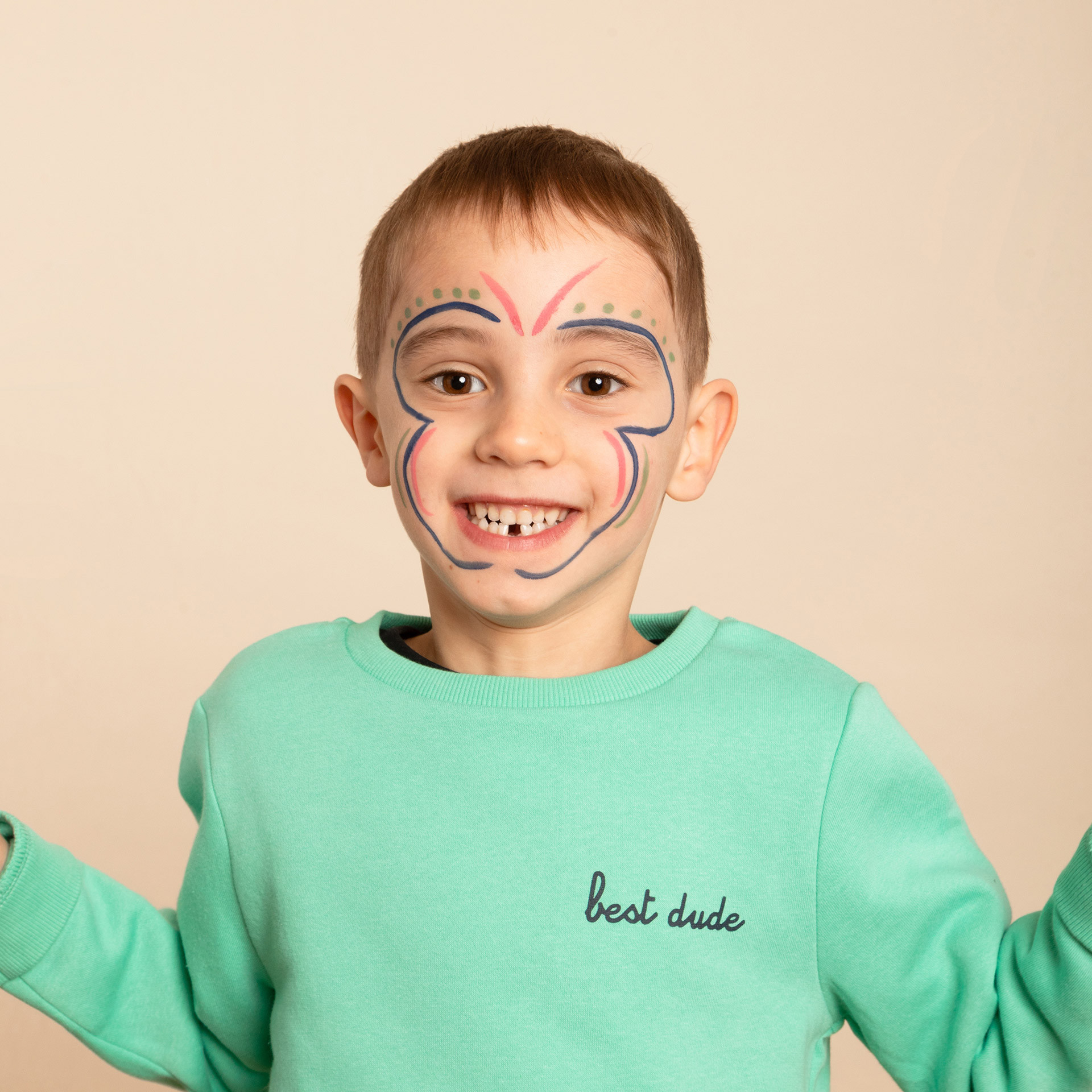 Maquillage Enfant Papillon avec feutre de tatouage temporaire bleu foncé