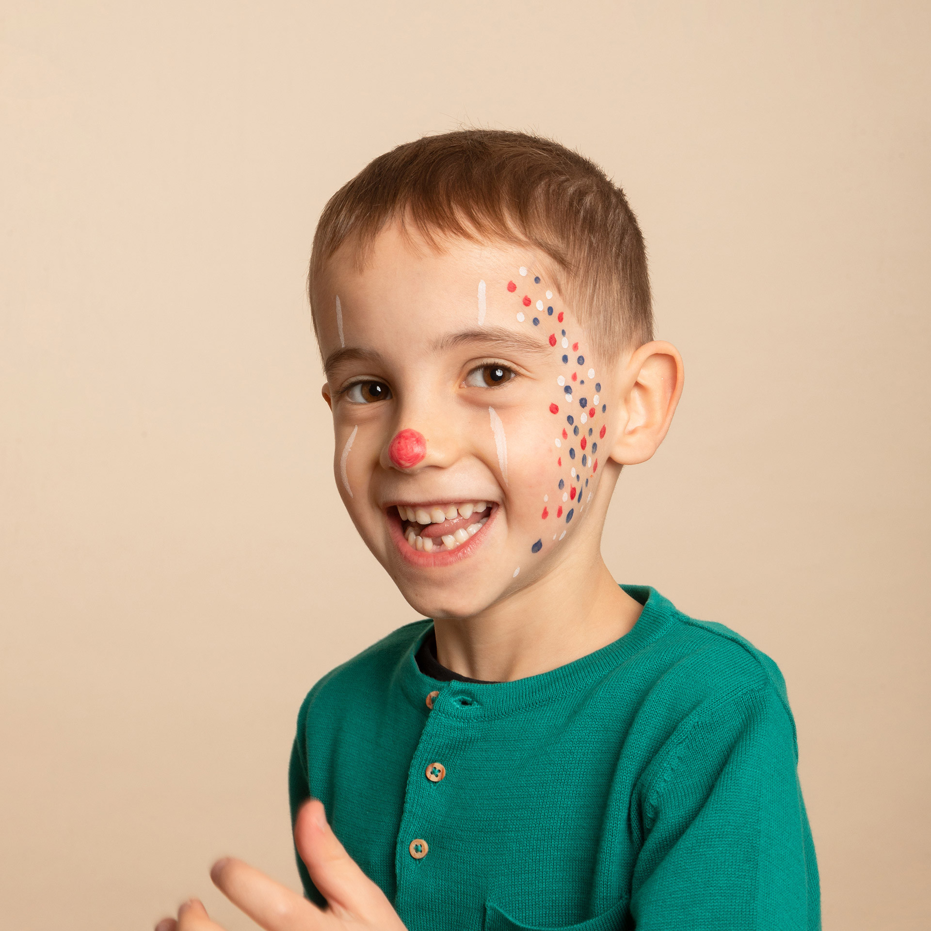 Maquillage Enfant Clown avec feutre de tatouage temporaire bleu foncé