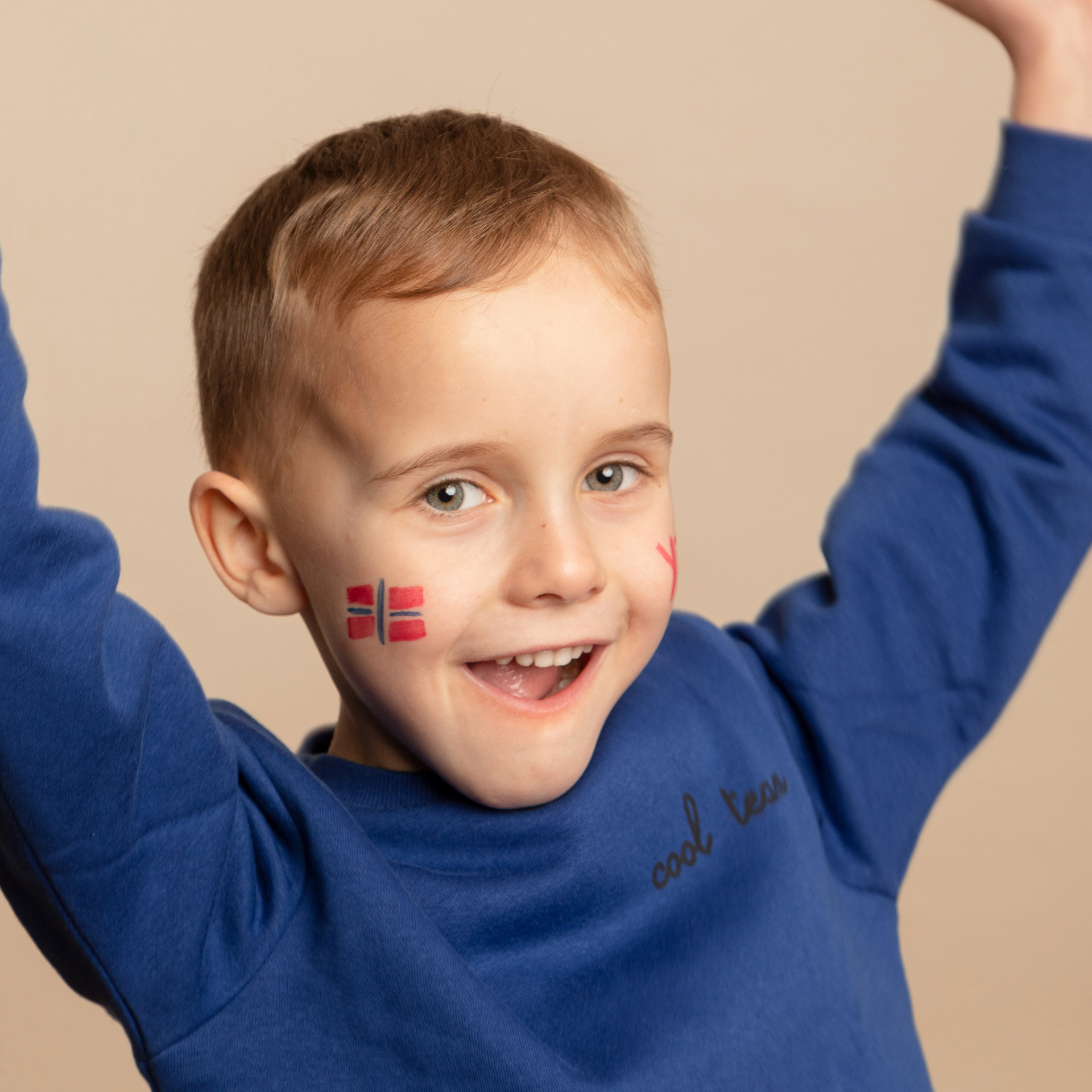 Maquillage Enfant Supporter Drapeau Norvège avec feutre de tatouage temporaire bleu foncé