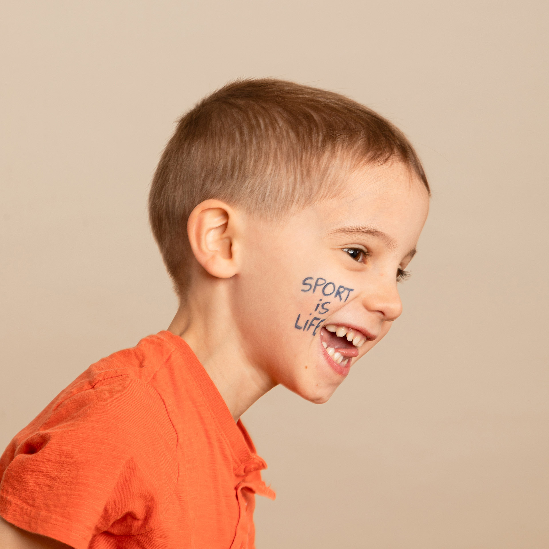 Enfant avec maquillage bleu blanc rouge du kit supporter tattoopen
