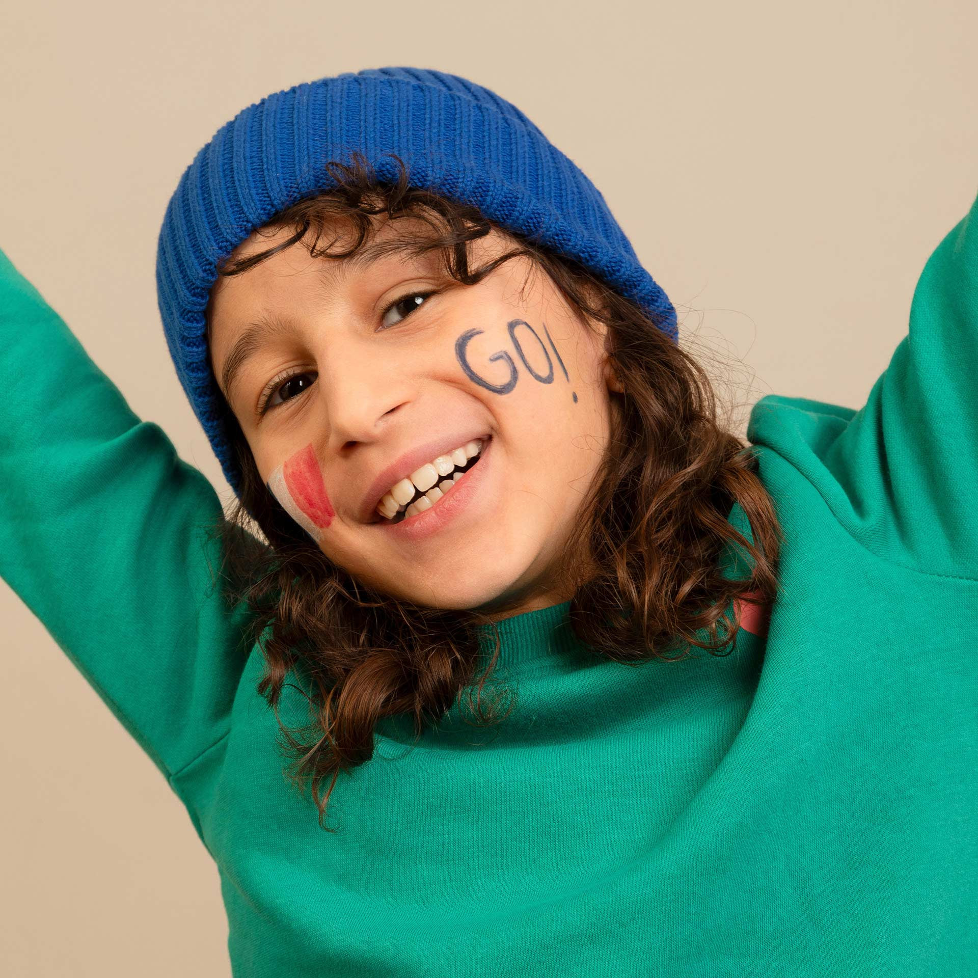 Visage enfant avec maquillage drapeau France avec kit supporter France