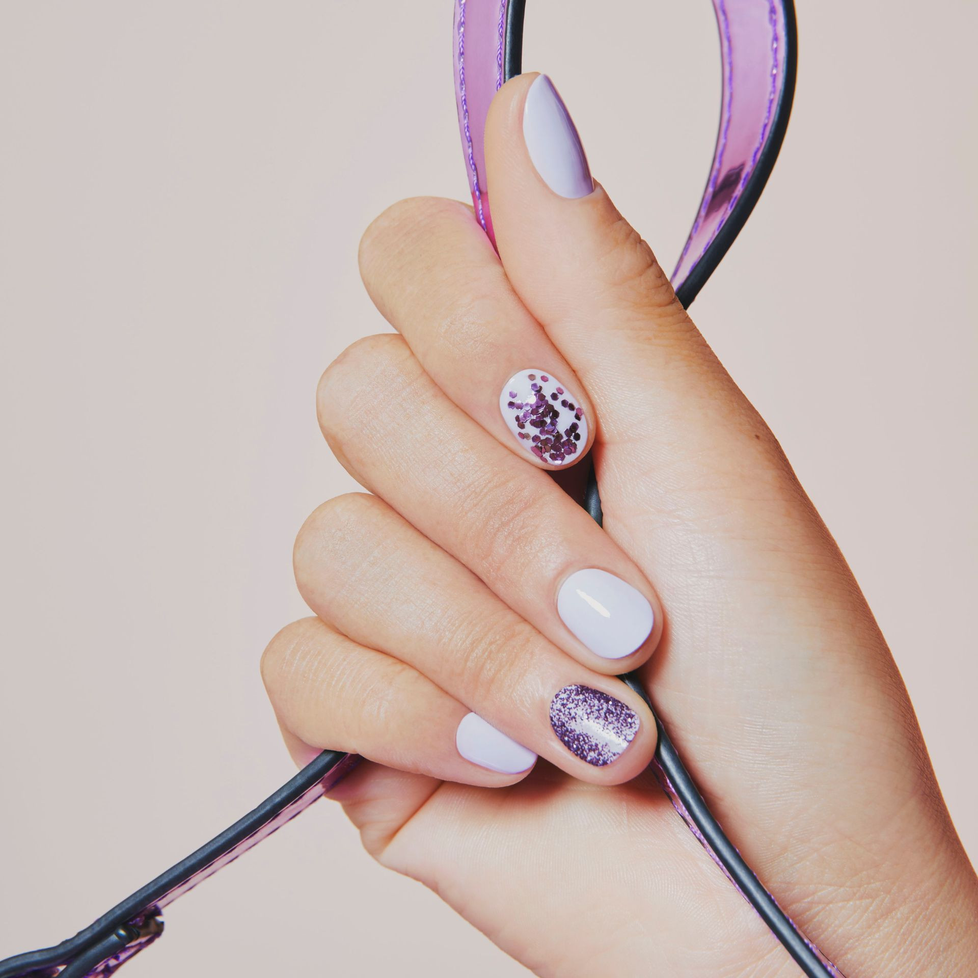 Manucure lilas avec paillettes violettes et vernis à ongles Lilas Pastel Paola