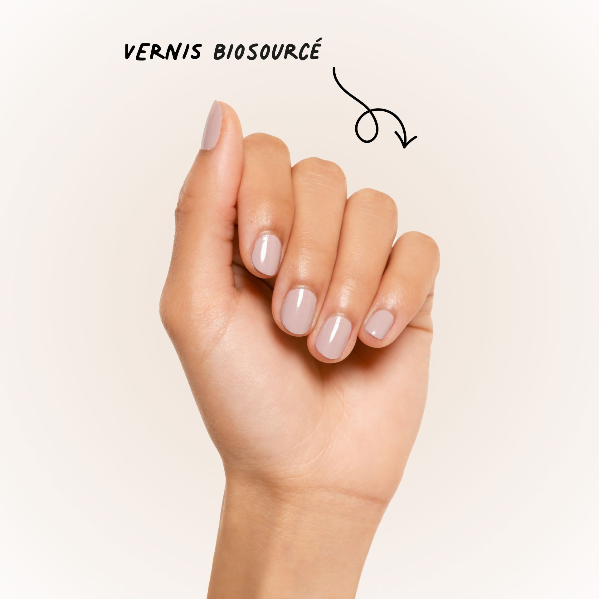 Manucure naturelle avec vernis à ongles nude sable Angela