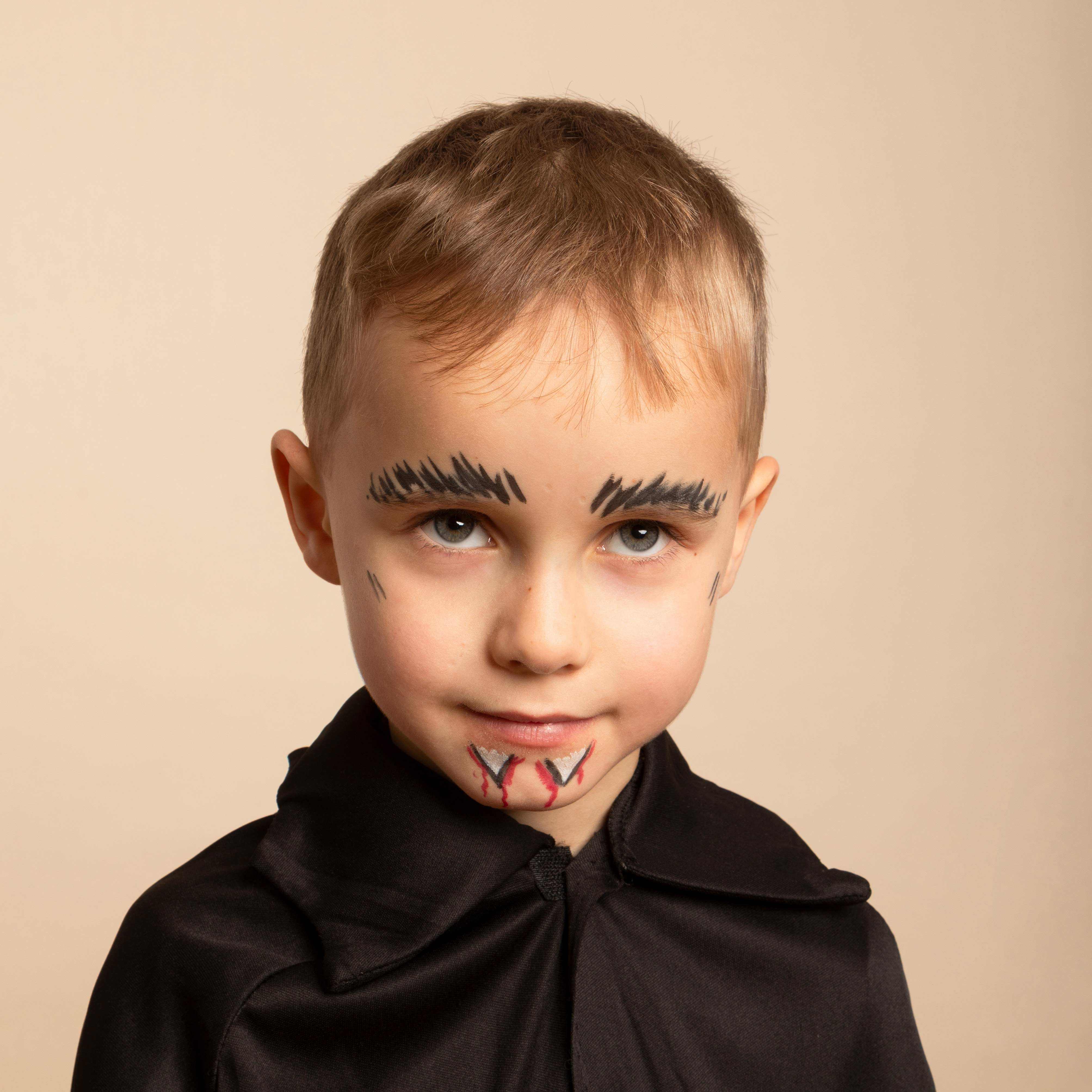 maquillage vampire halloween pour les enfants facile à réaliser