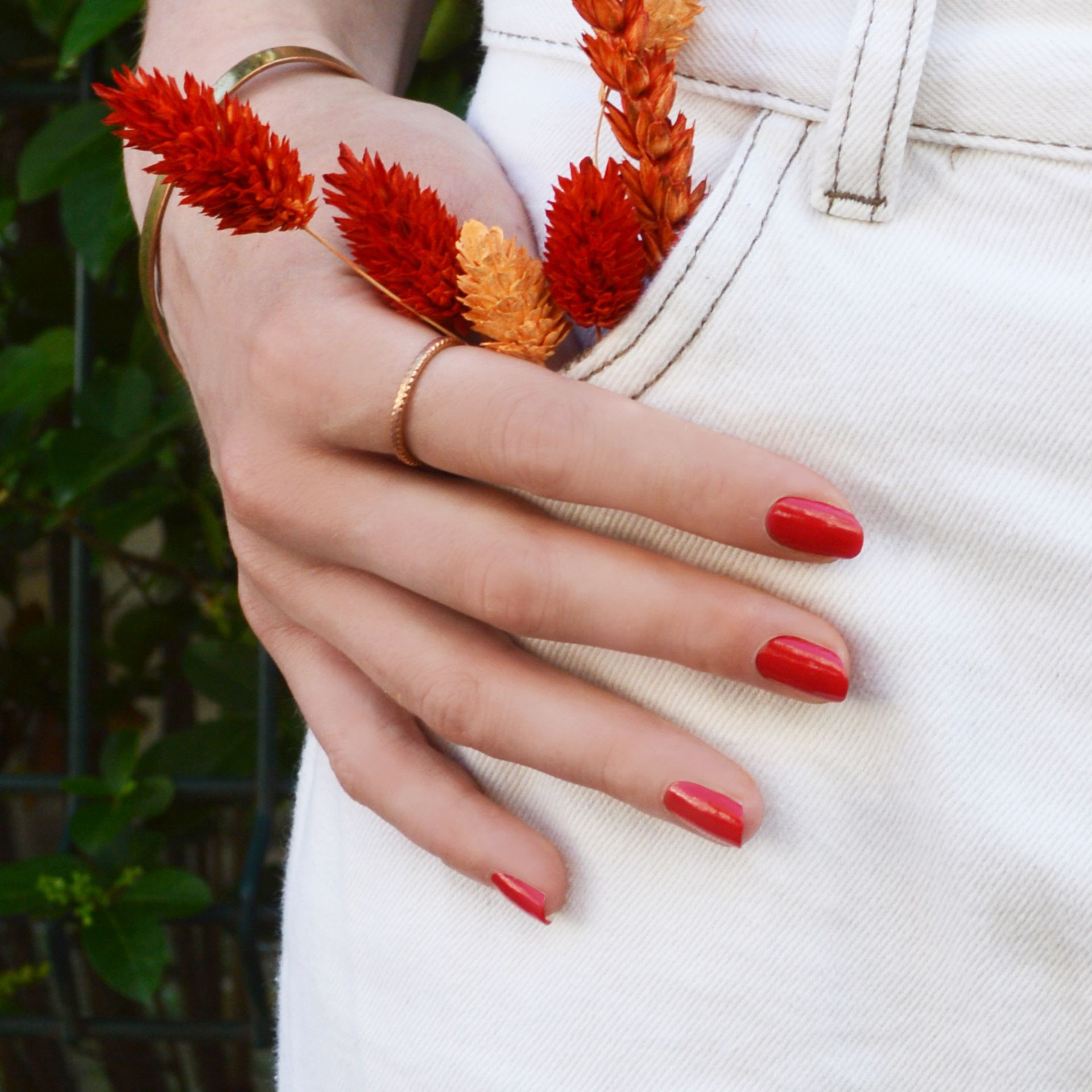 Manucure avec vernis à ongles rouge vintage Pamela
