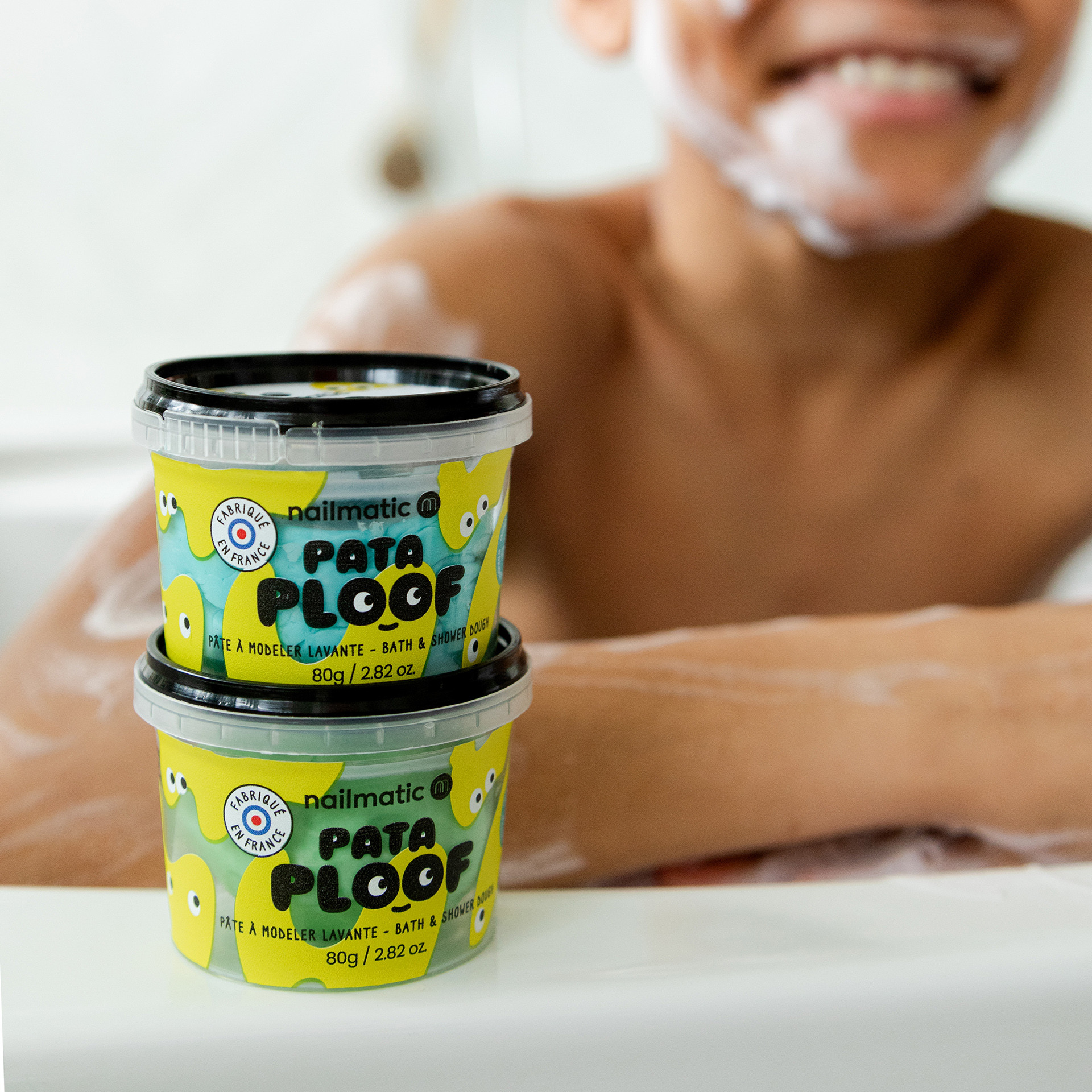 Produits pour le bain enfant avec deux pots de pâte à modeler pour le bain et la douche bleue et verte