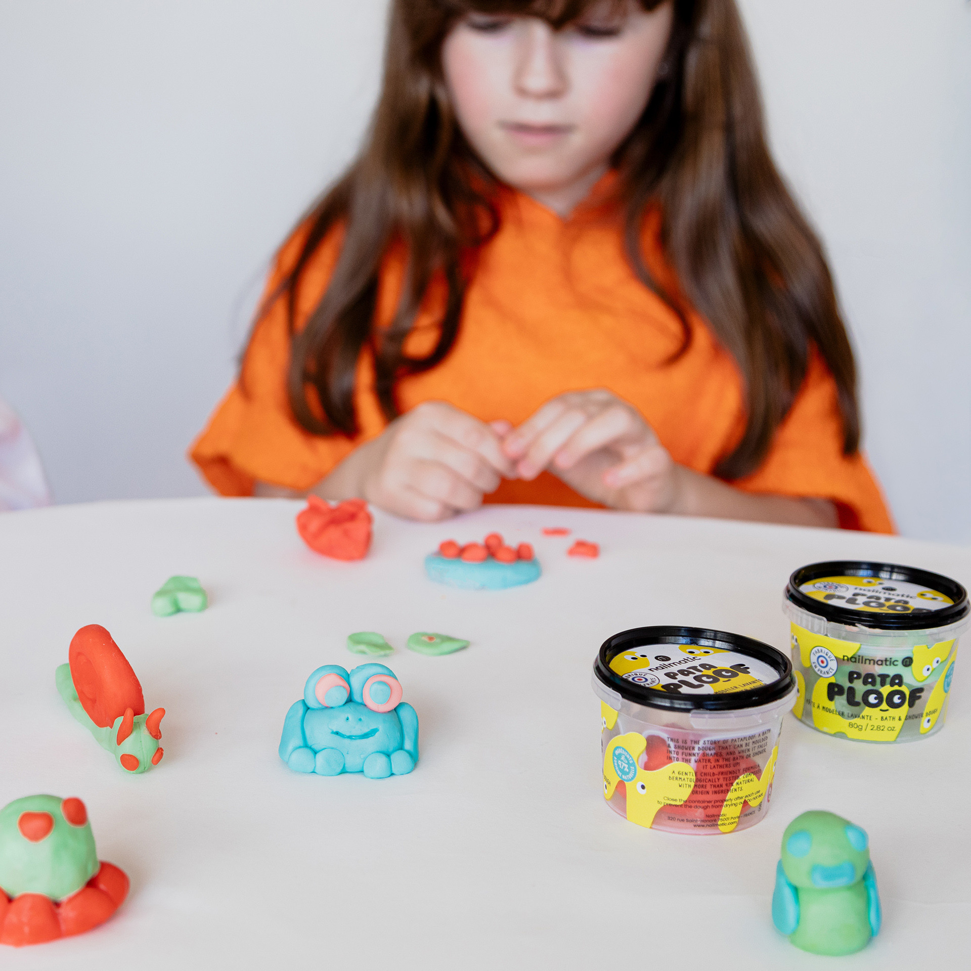Jeu enfant de pâte à modeler colorée bleue pour les 3 ans