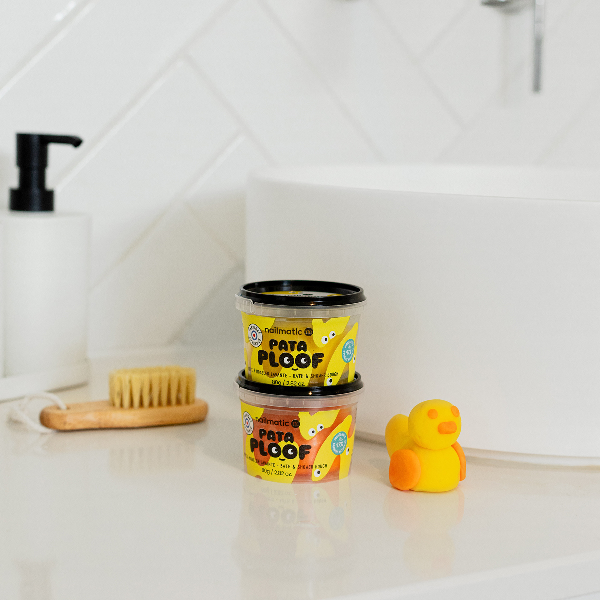 Pots de savon à modeler jaune et orange avec canard en pâte à modeler pour le bain