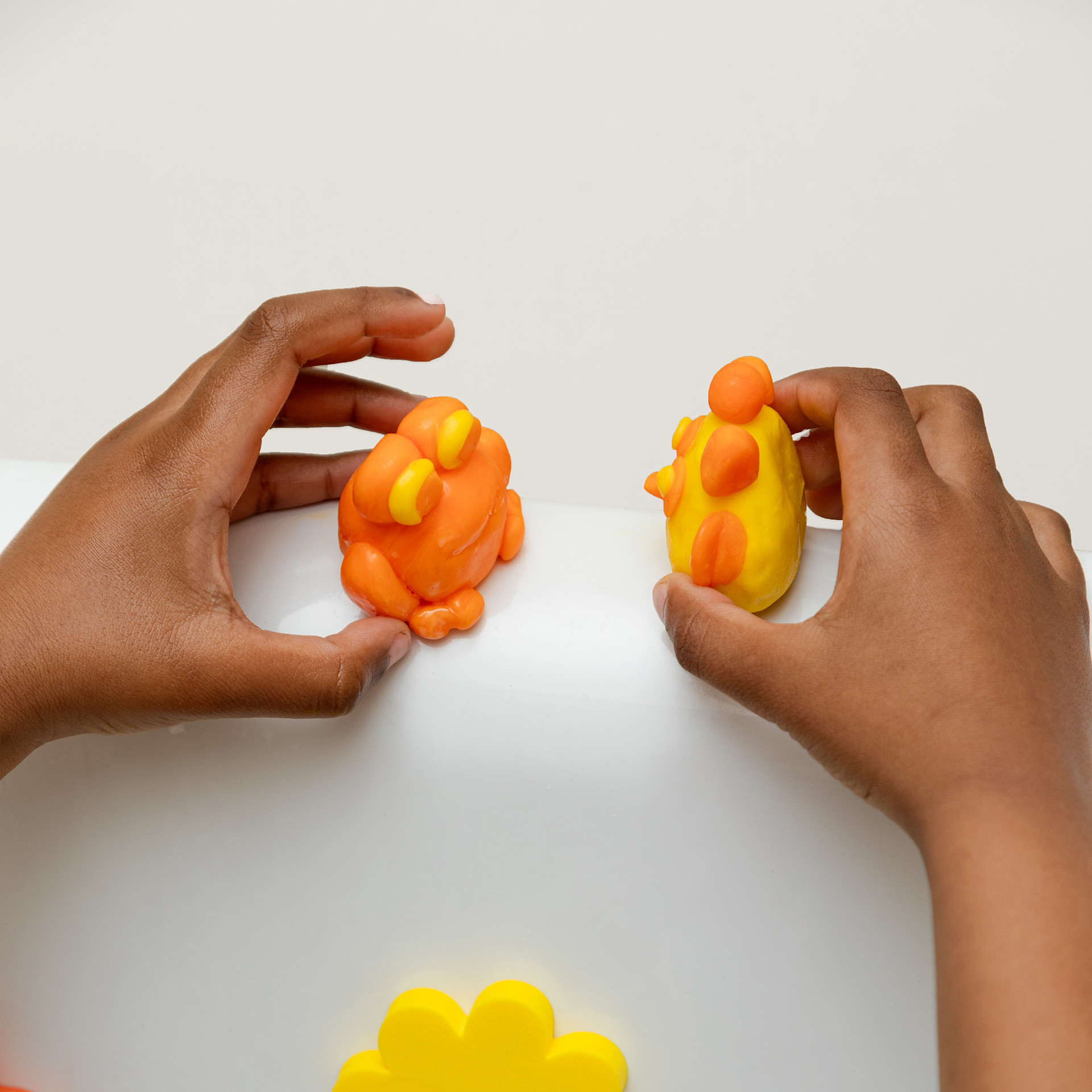 Animaux en pâte à modeler lavante pour le bain enfant jaune et orange