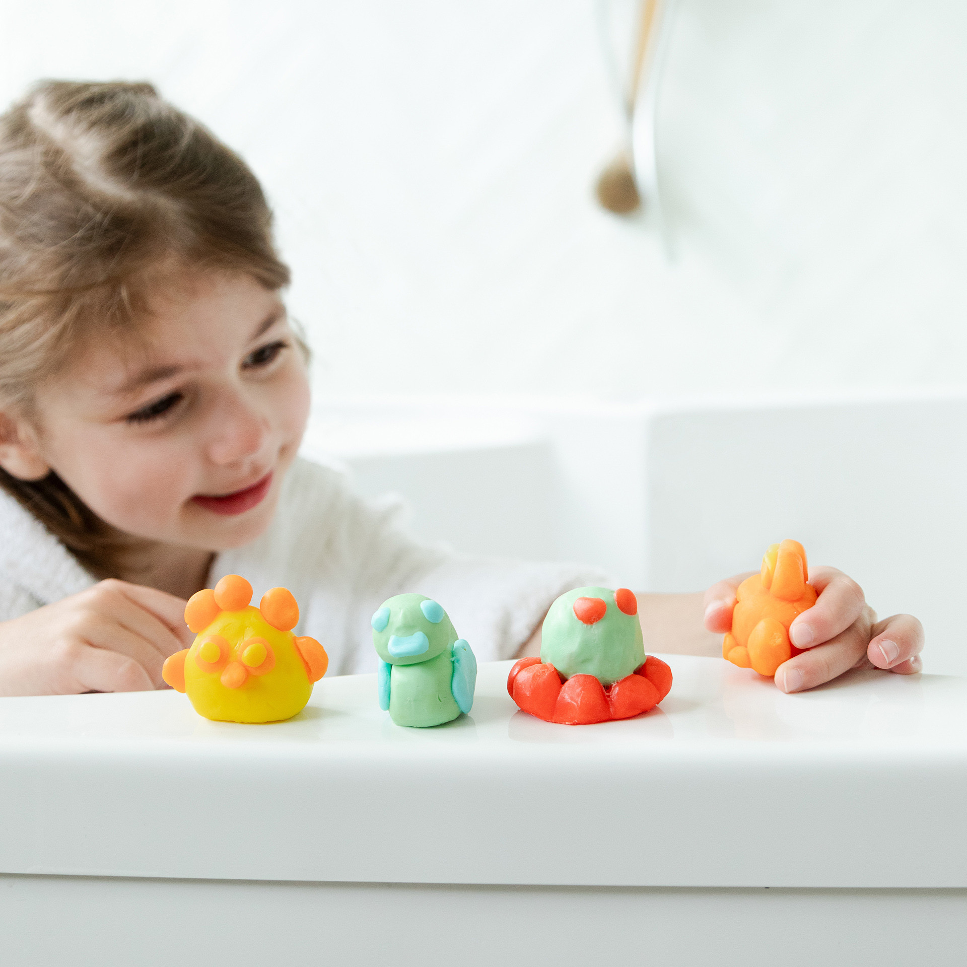 Pâte créative de modelage pour les enfants avec des animaux en pâte à modeler