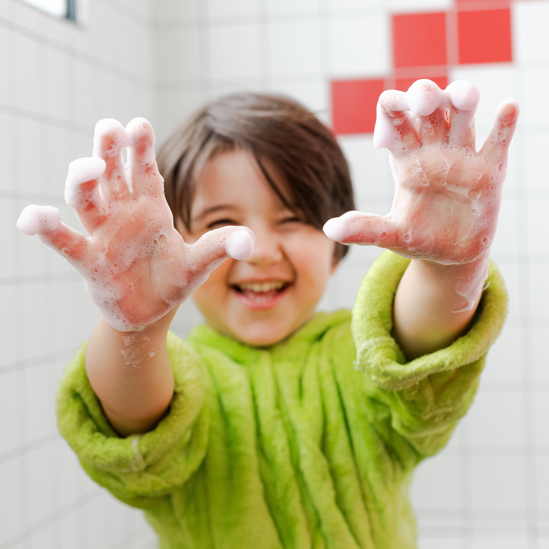 Enfant avec mousse de la pâte à modeler pour le bain Pataploof