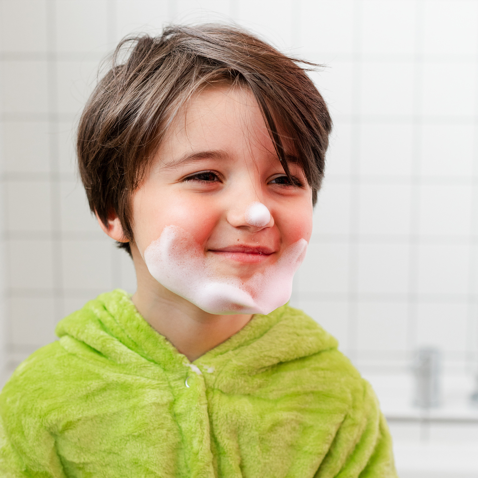 Bain moussant avec la pâte à modeler lavante pour les enfants
