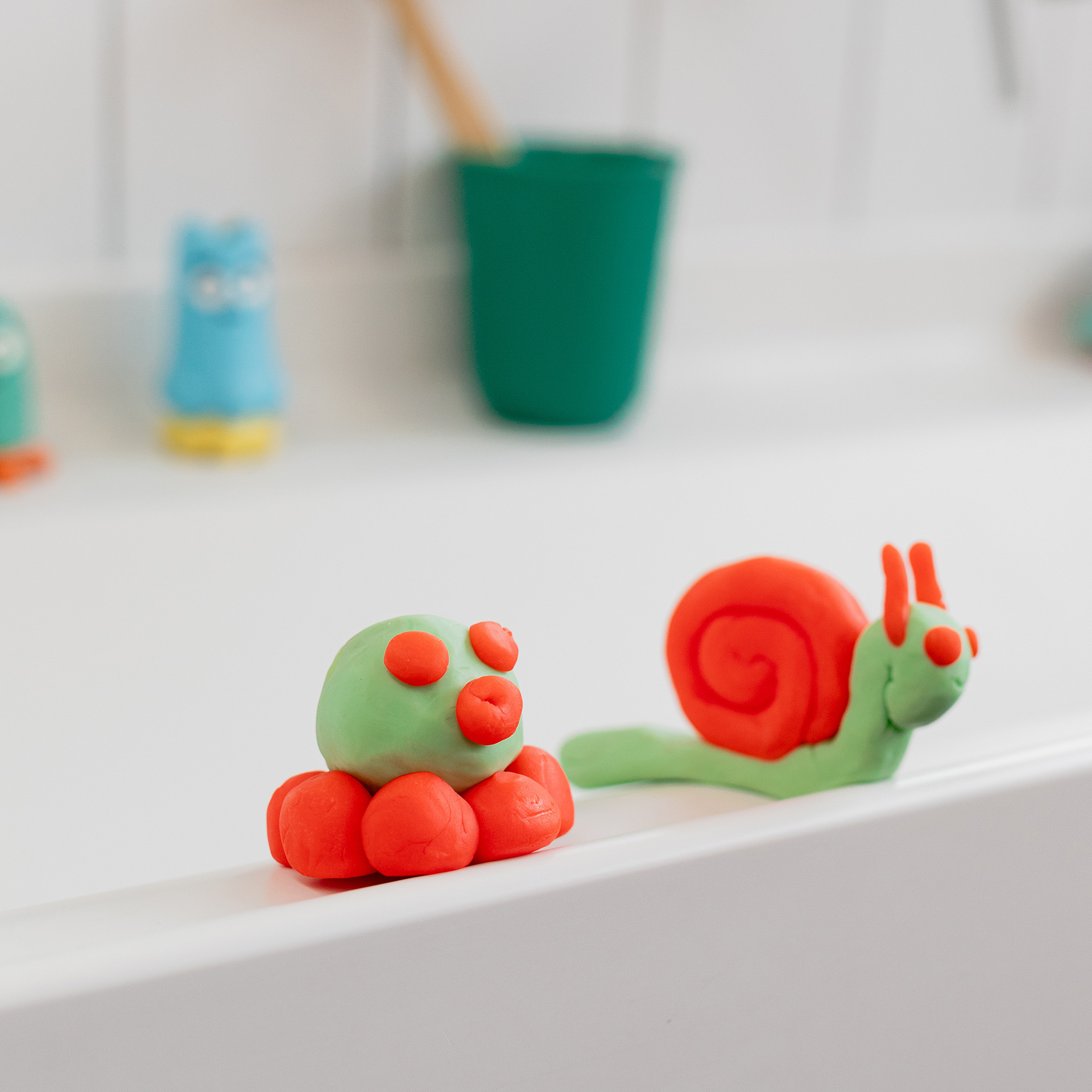 Pievre et escargot en pâte à modeler rouge et verte pour le bain enfant