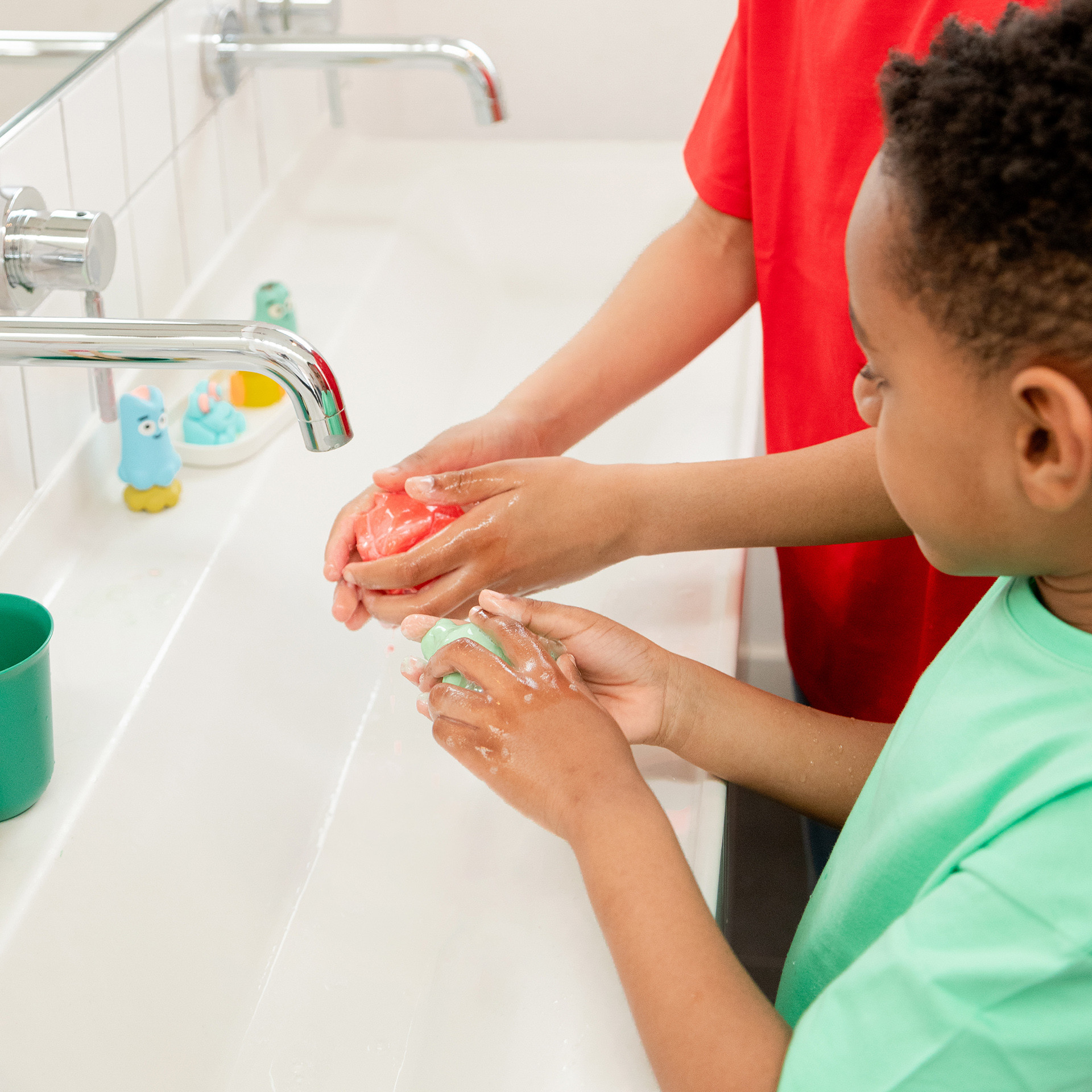 Hygiène enfant laver les mains avec la pâte à modeler lavante rouge
