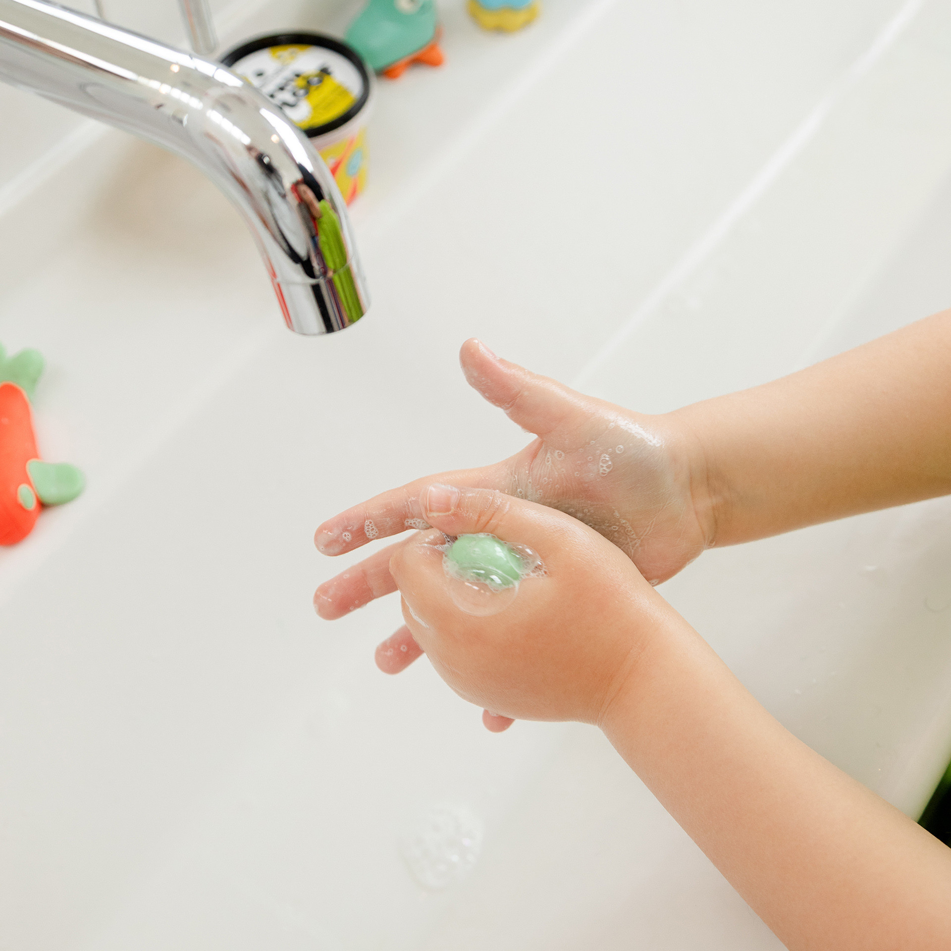 Laver les mains des enfants avec la pâte à modeler verte Pataploof