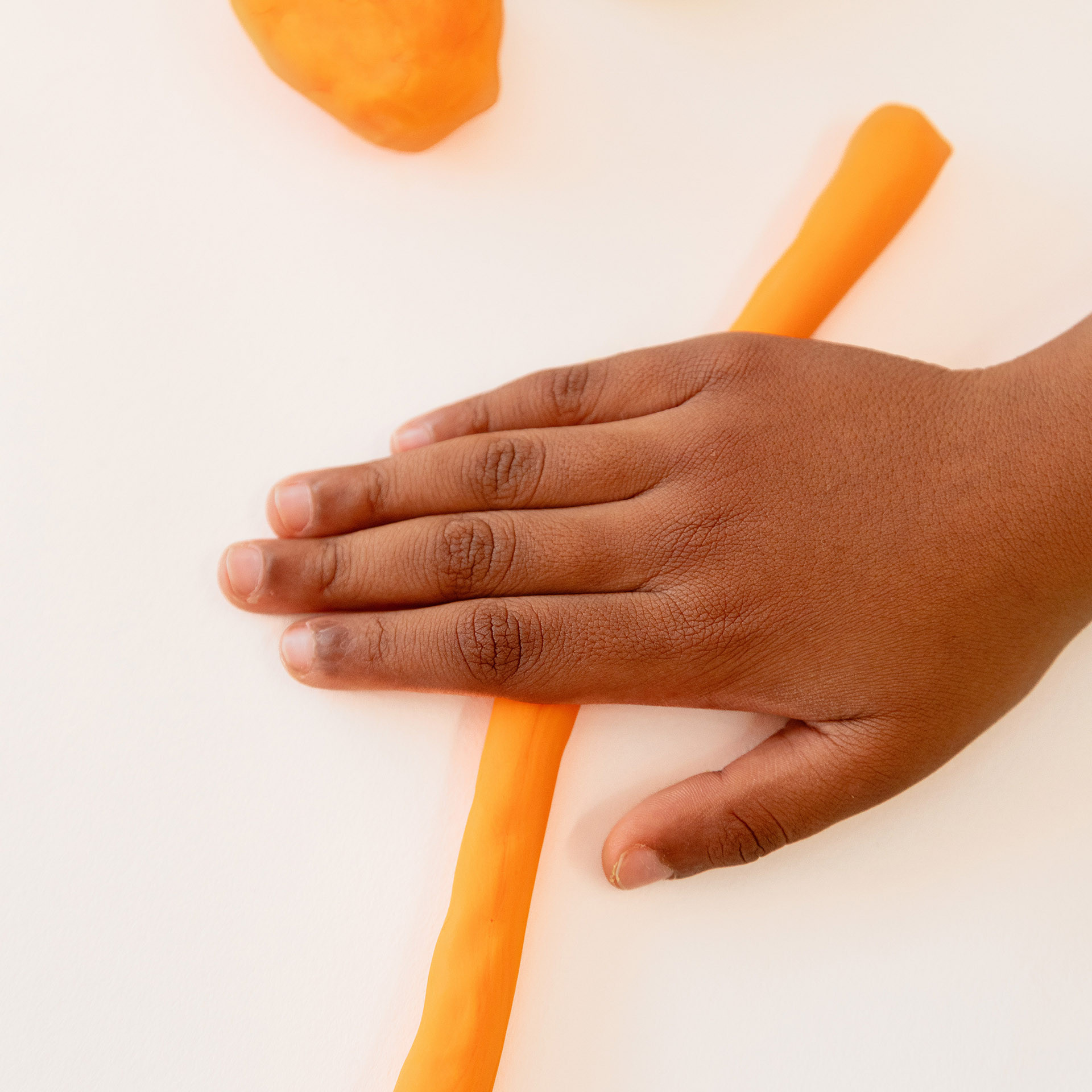 Pâte à malaxer orange pour le bain des enfants