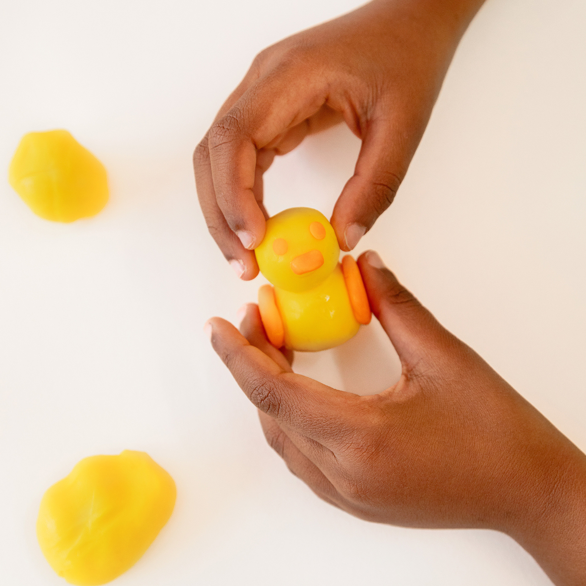 Pâte à modeler en forme de canard jaune et orange pour le bain