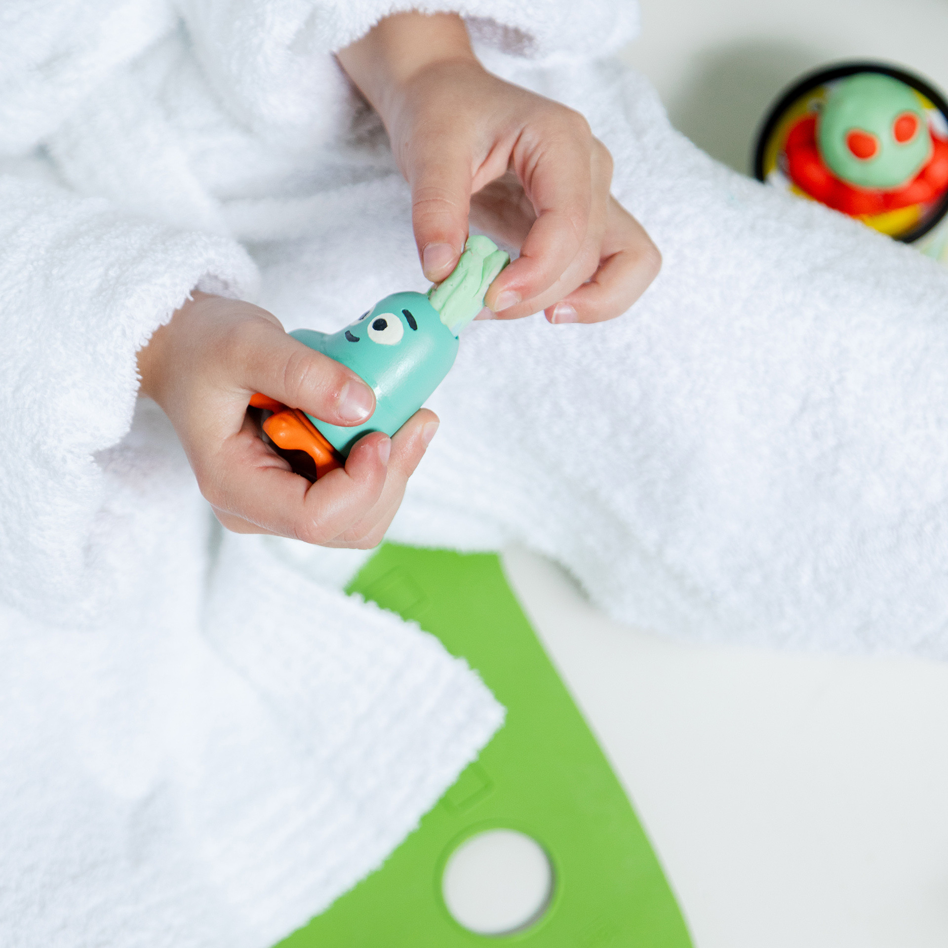 Jouet de bain pour les enfants avec pâte à modeler verte