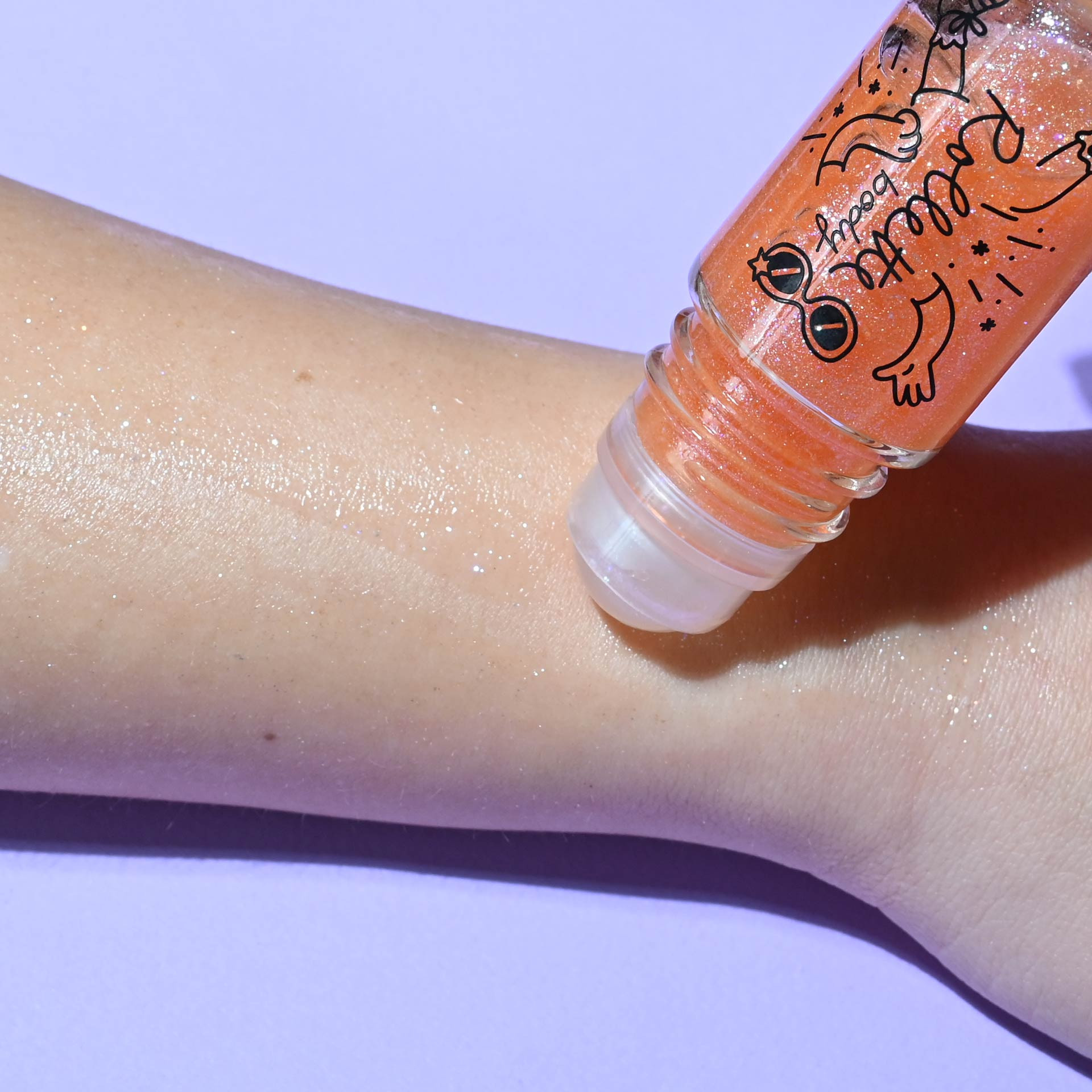 Application gel paillettes corps Body Rollette Pêche