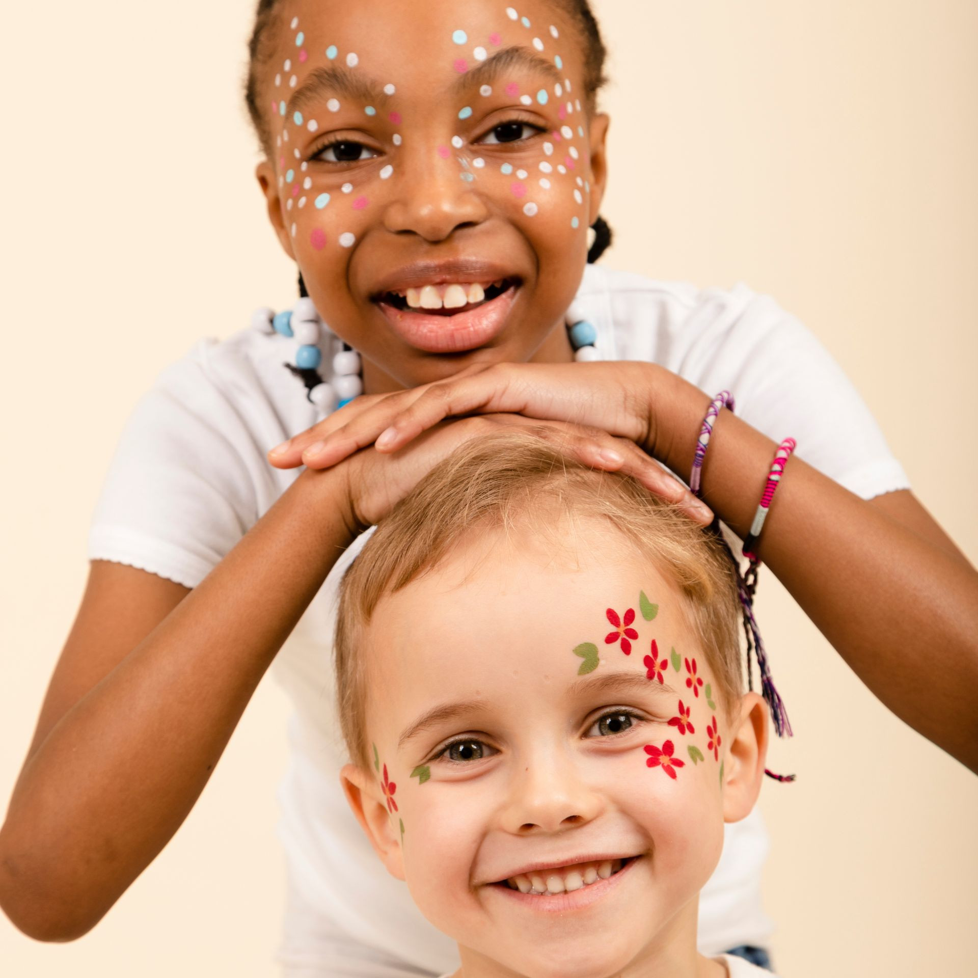 Enfants avec maquillage éphémère avec feutre de tatouages temporaires bleu clair
