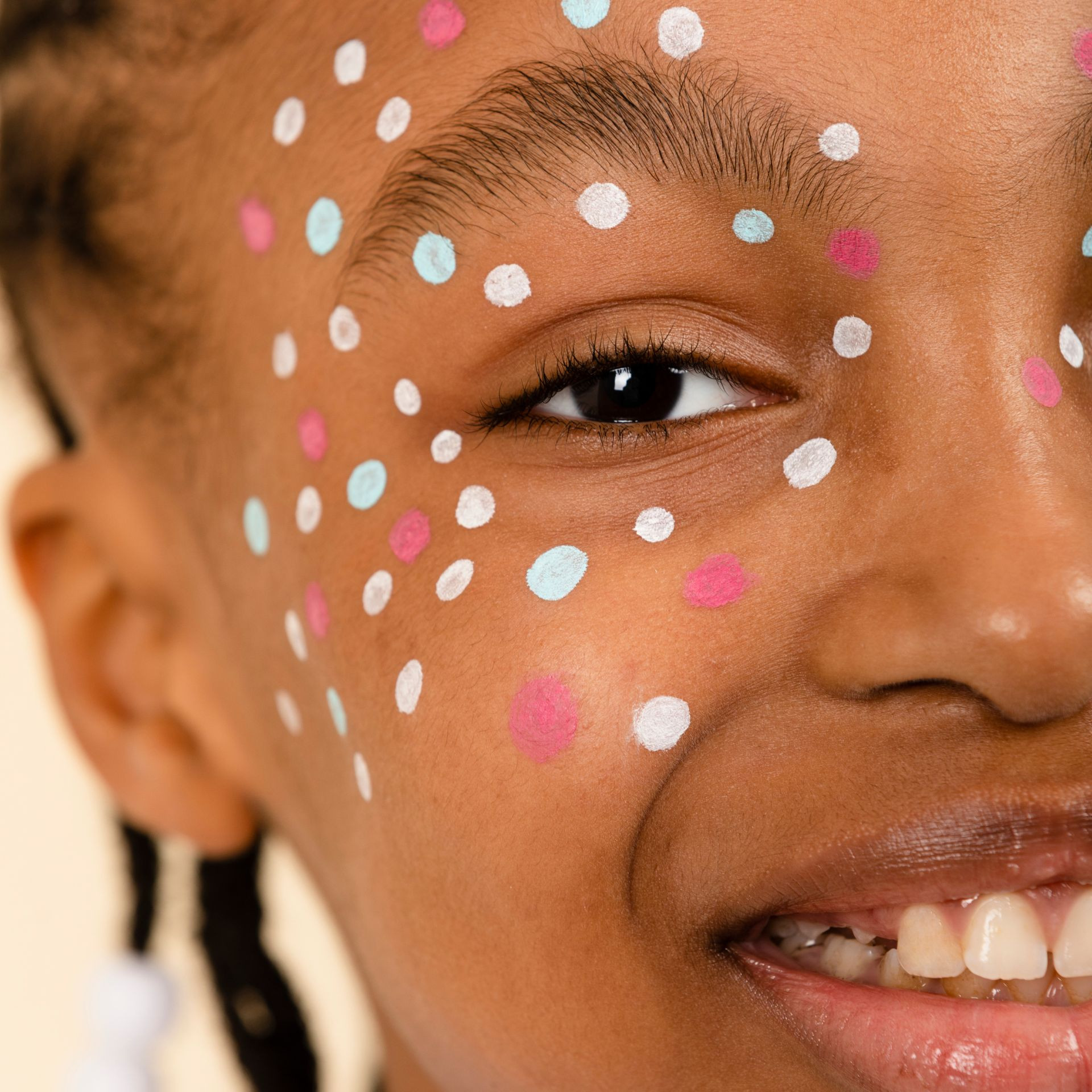 Maquillage Enfant Carnaval avec feutre de tatouages temporaires Bleu ciel
