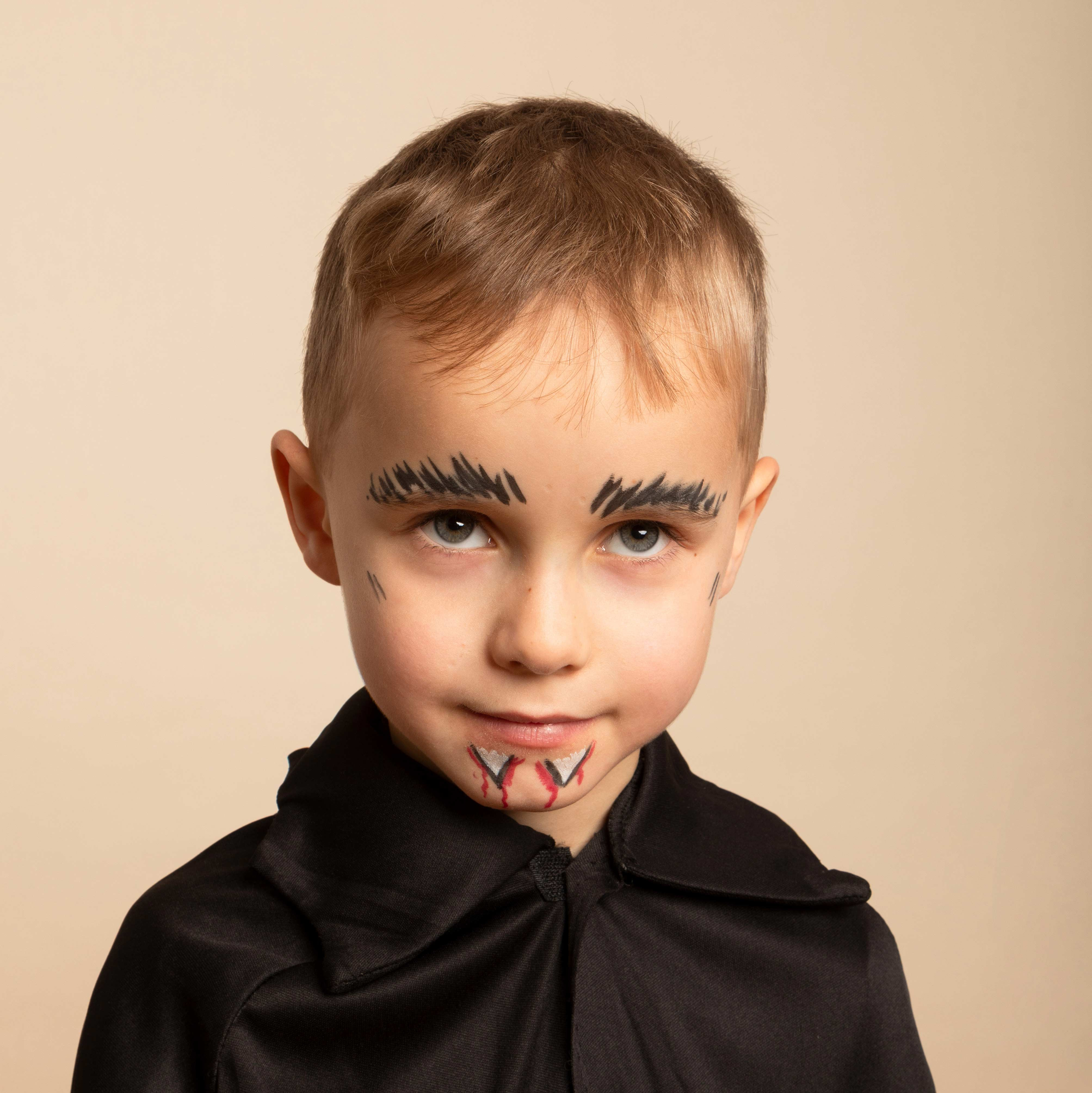 Maquillage Halloween Dracula Enfant avec feutre de tatouages temporaires blanc