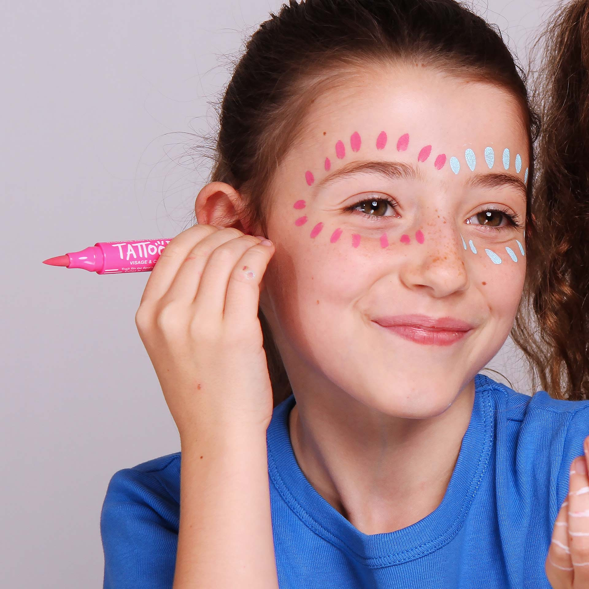 maquillage enfant petite fille dessin sur peau rose tattoopen nailmatic kids