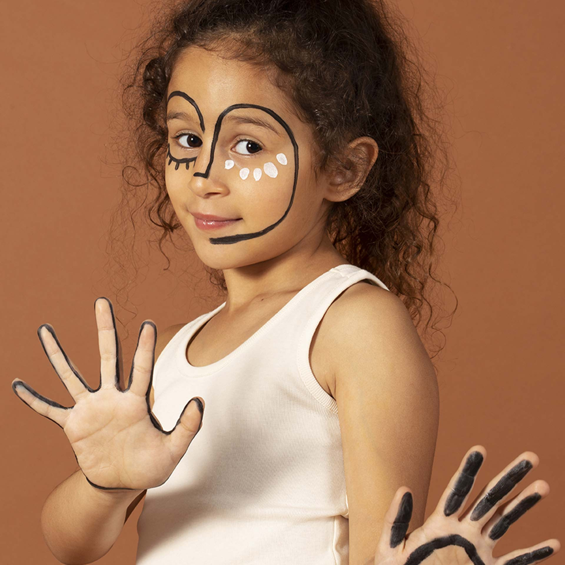 maquillage enfant petite fille dessin sur peau noir tattoopen nailmatic kids