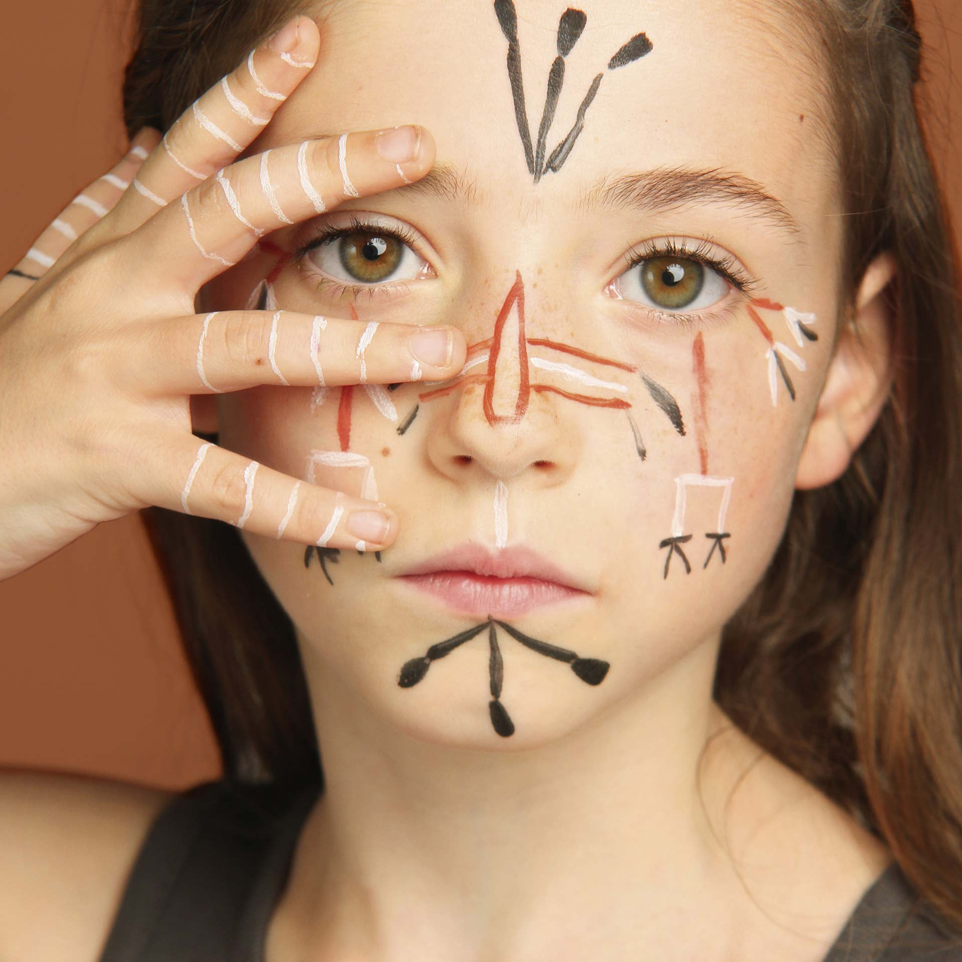 maquillage enfant petite fille dessin sur peau brun tattoopen nailmatic kids