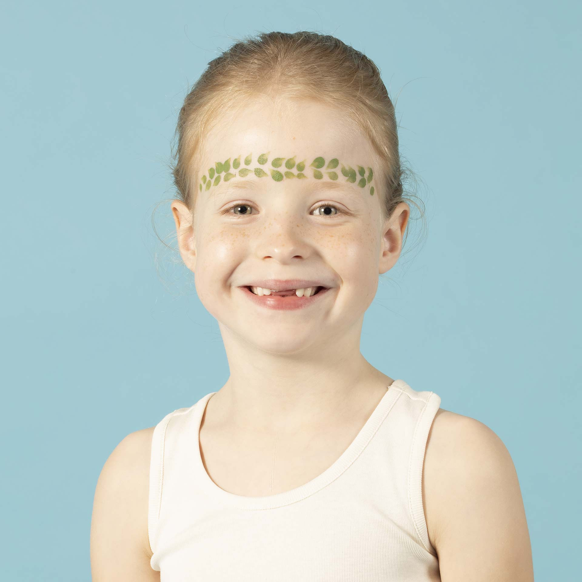 maquillage enfant petite fille dessin sur peau vert tattoopen nailmatic kids