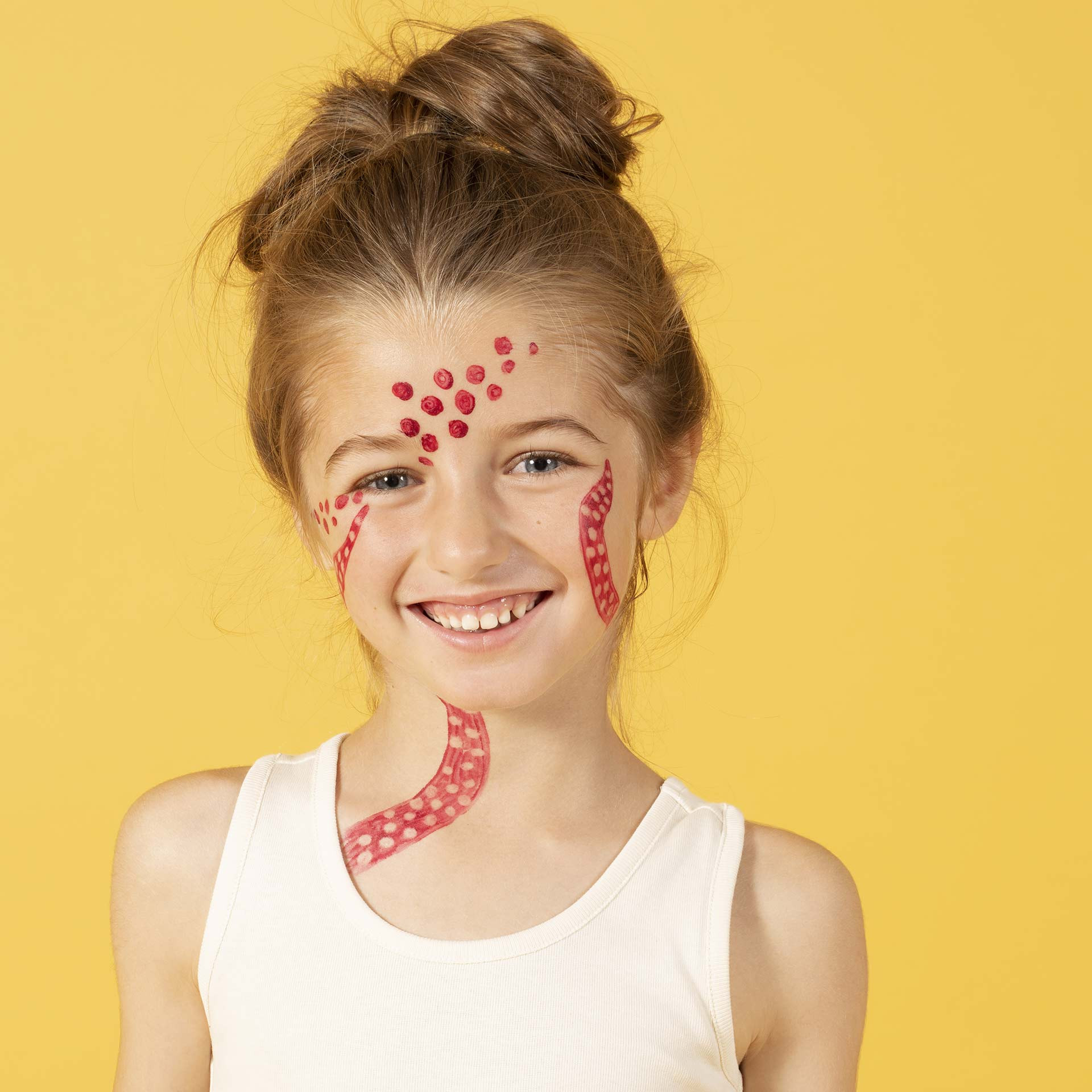 maquillage enfant petite fille dessin sur peau rouge nailmatic kids