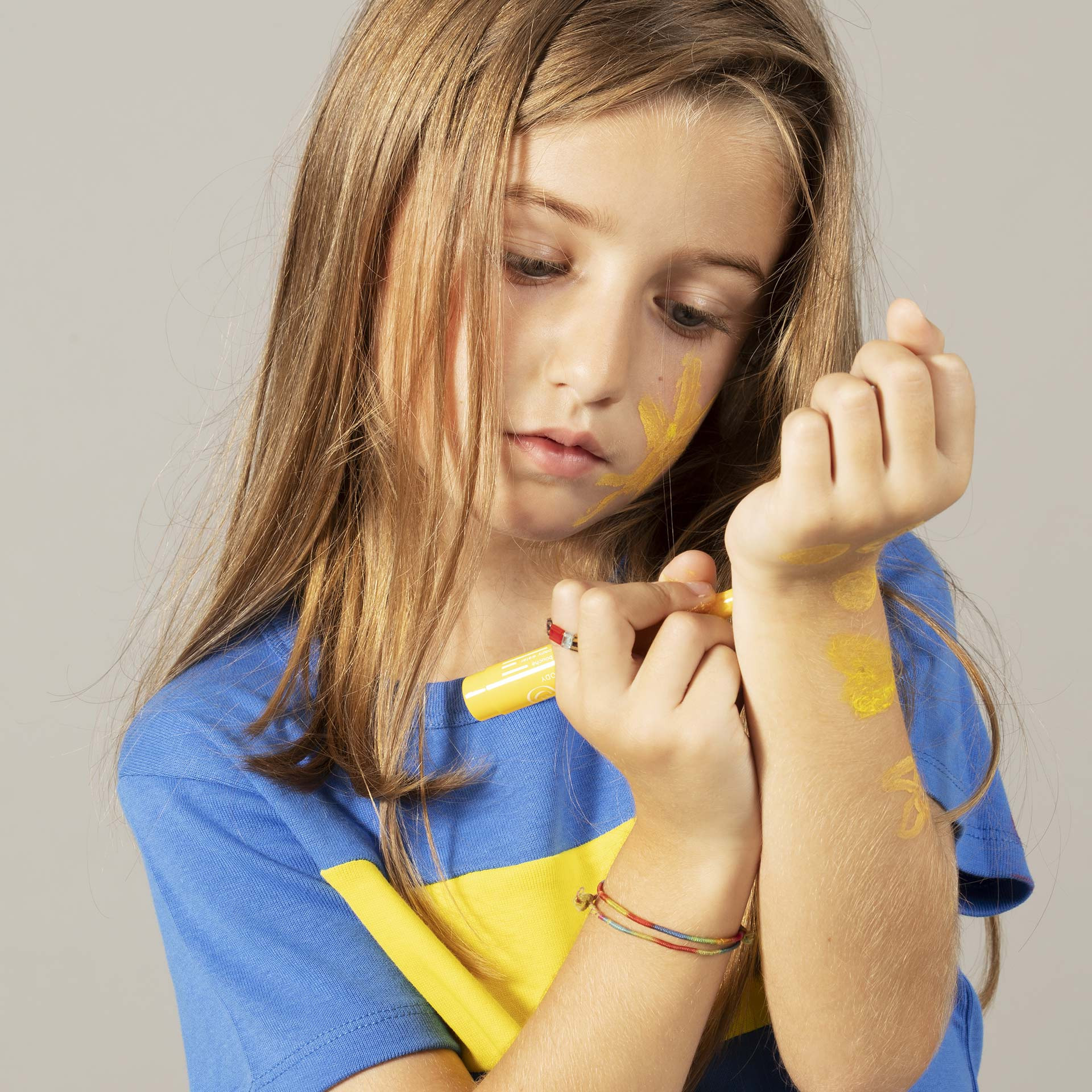 maquillage enfant petite fille dessin sur peau jaune nailmatic kids