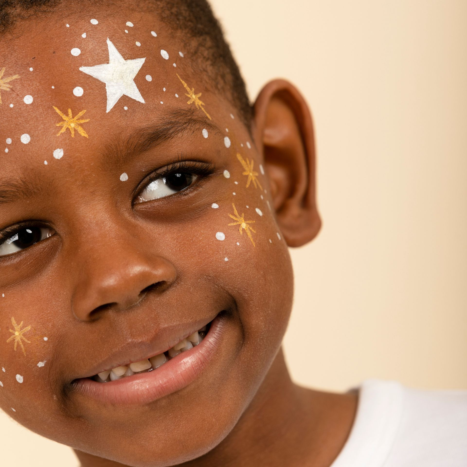 maquillage enfant petit garçon dessin étoile sur peau blanc nailmatic kids