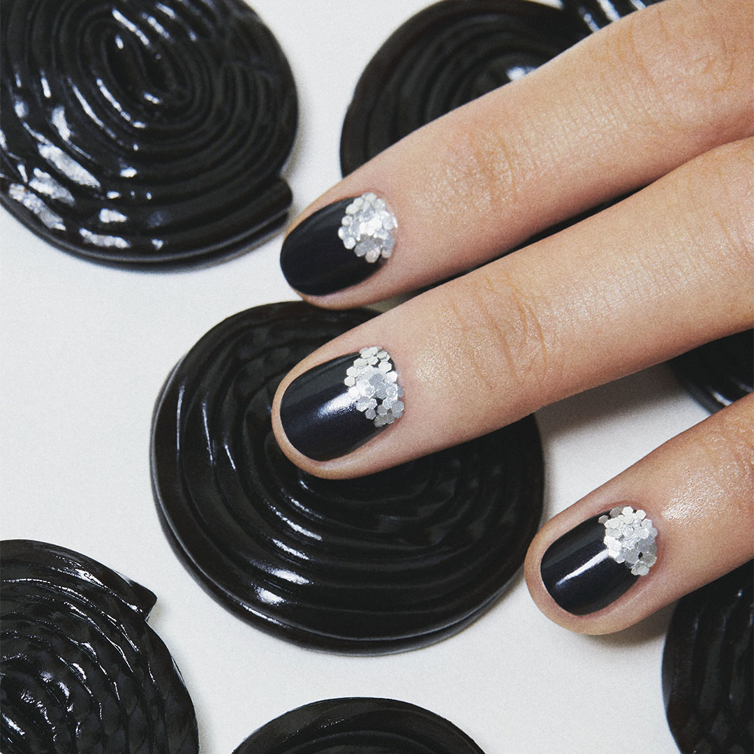 Paillettes ongles argentées avec vernis noir Pure Glitter