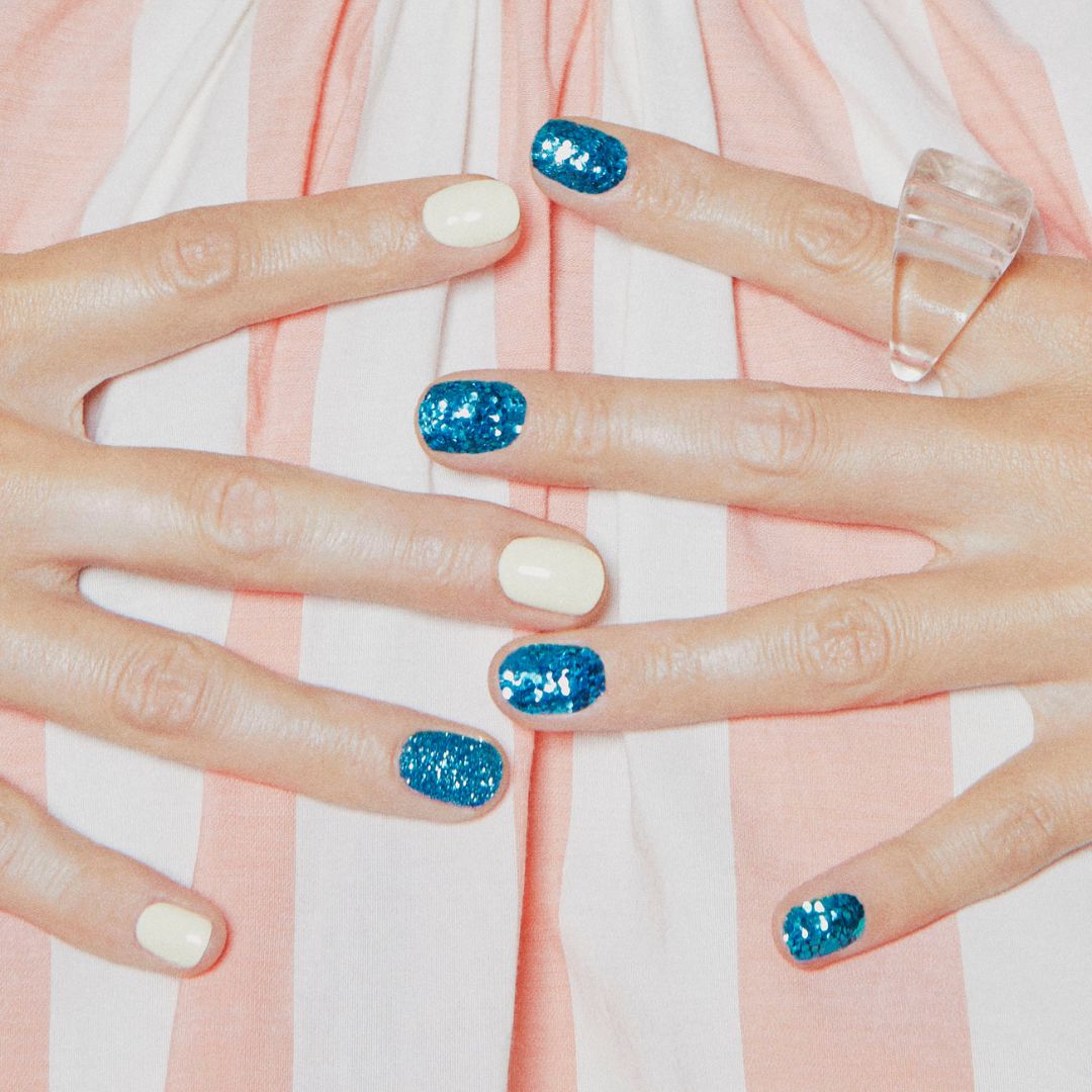 Ongles blanc et paillettes biodégradables bleu ciel