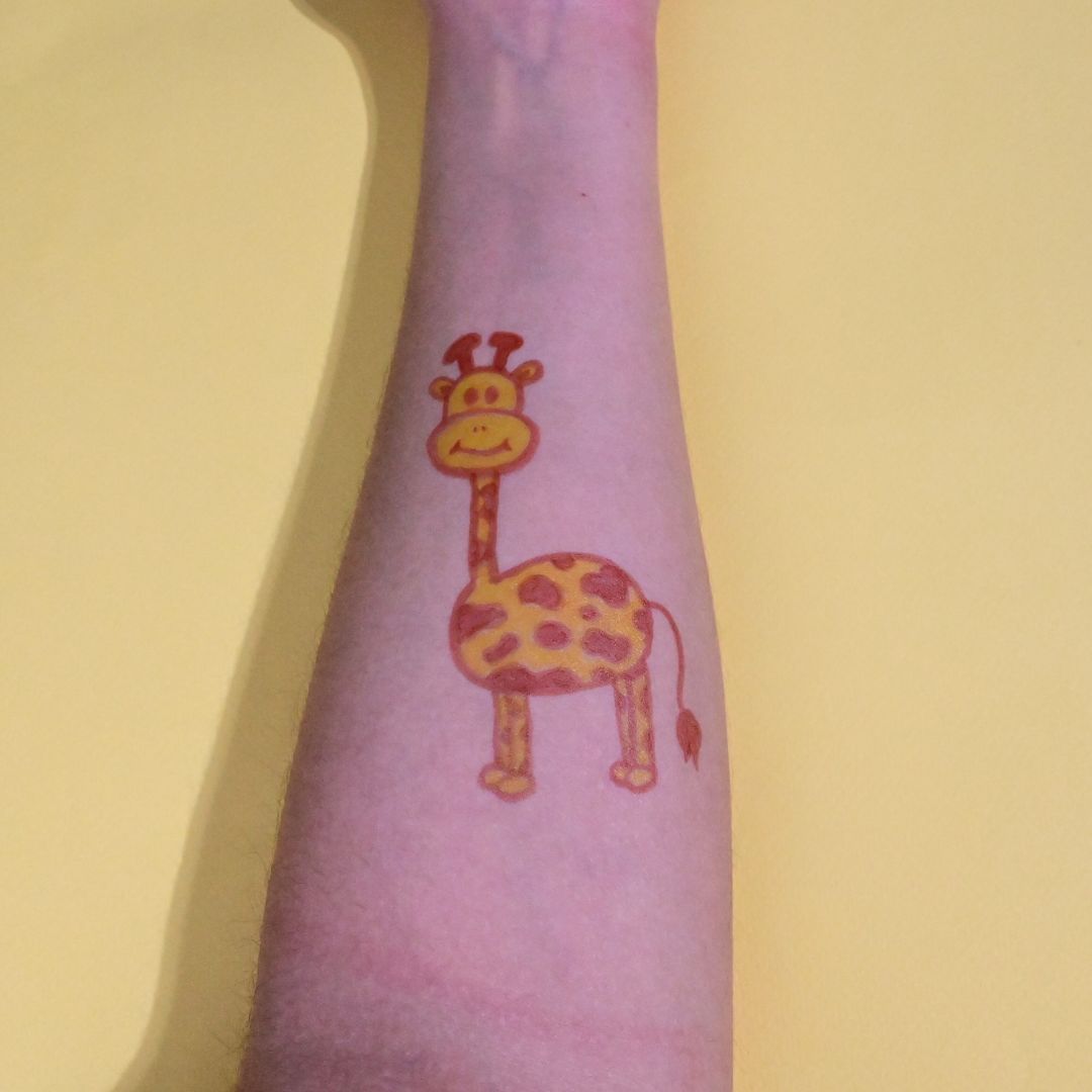 giraffe face paint for kids using tattoopen step 3