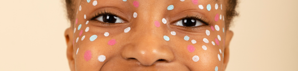 maquillage enfant pour mardi gras avec confettis