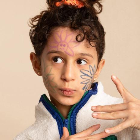 Maquillage Fleurs Enfant avec feutre de tatouage éphémère bleu foncé Tattoopen