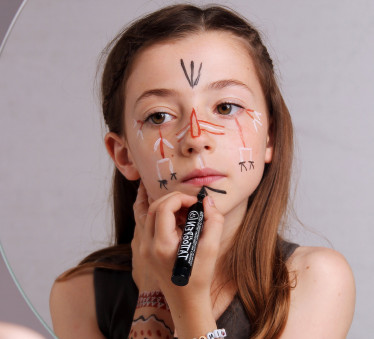 maquillage enfant avec feutre de tatouage temporaire drôle de tribu nailmatic kids