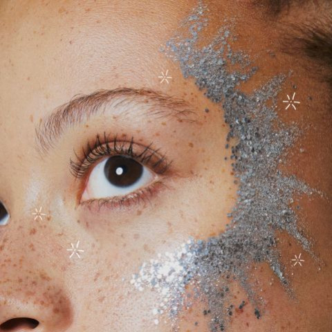 Maquillage paillettes corps et visage : nos conseils pour un make up flamboyant 